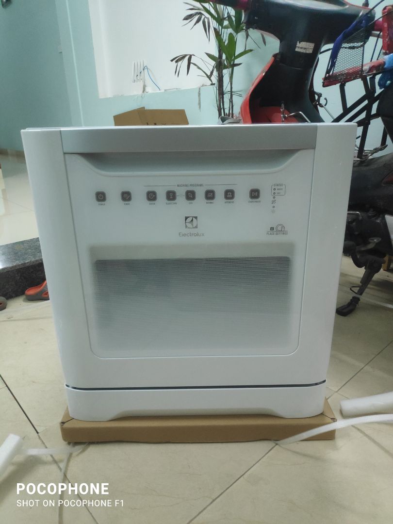 Tin tưởng tiki vì mua rất nhiều rồi nhưng thất vọng. máy mở ra thì đọng nc bên trong (m có quay video nhưng nặng quá k post lên đây đc). xong bê vào k để ý, lúc sau phát hiện ra đế bị rơi ra do k có ốc. con này chắc chắn đã bị tháo ra sửa xong đóng lại thành hàng mới. chắc lúc tháo ra sửa xong đóng vào k thèm vặn ốc chân đế luôn. quá thất vọng với tiki