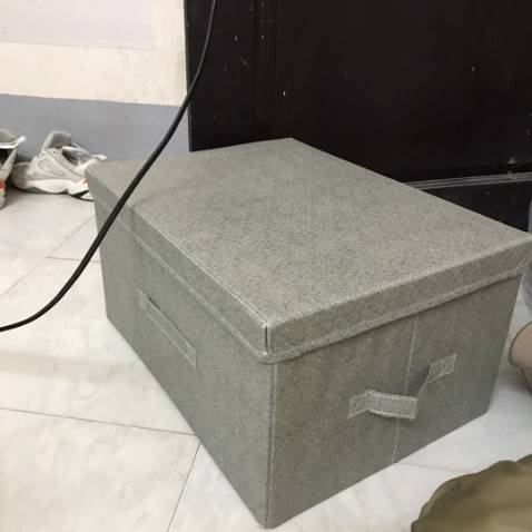 Shop giao hàng rất nhanh nhaa mình mới đặt thứ 5 mà sáng thứ 6 đã nhận đc rồi á
Hộp vải bên ngoài màu khá xinh đúng với ảnh mẫu. Mình có nhờ shop tư vấn về kích thước vì không ước được kích thước thật mà mấy bạn admin bên này tư vấn nhiệt tình lắm ý☺️
Điểm trừ nho nhỏ là hộp có mùi hơi hắc một chút chắc do mình nhạy cảm. Nói chung là cho shop 10đ nhaaa lần sau sẽ ủng hộ tiếp:3