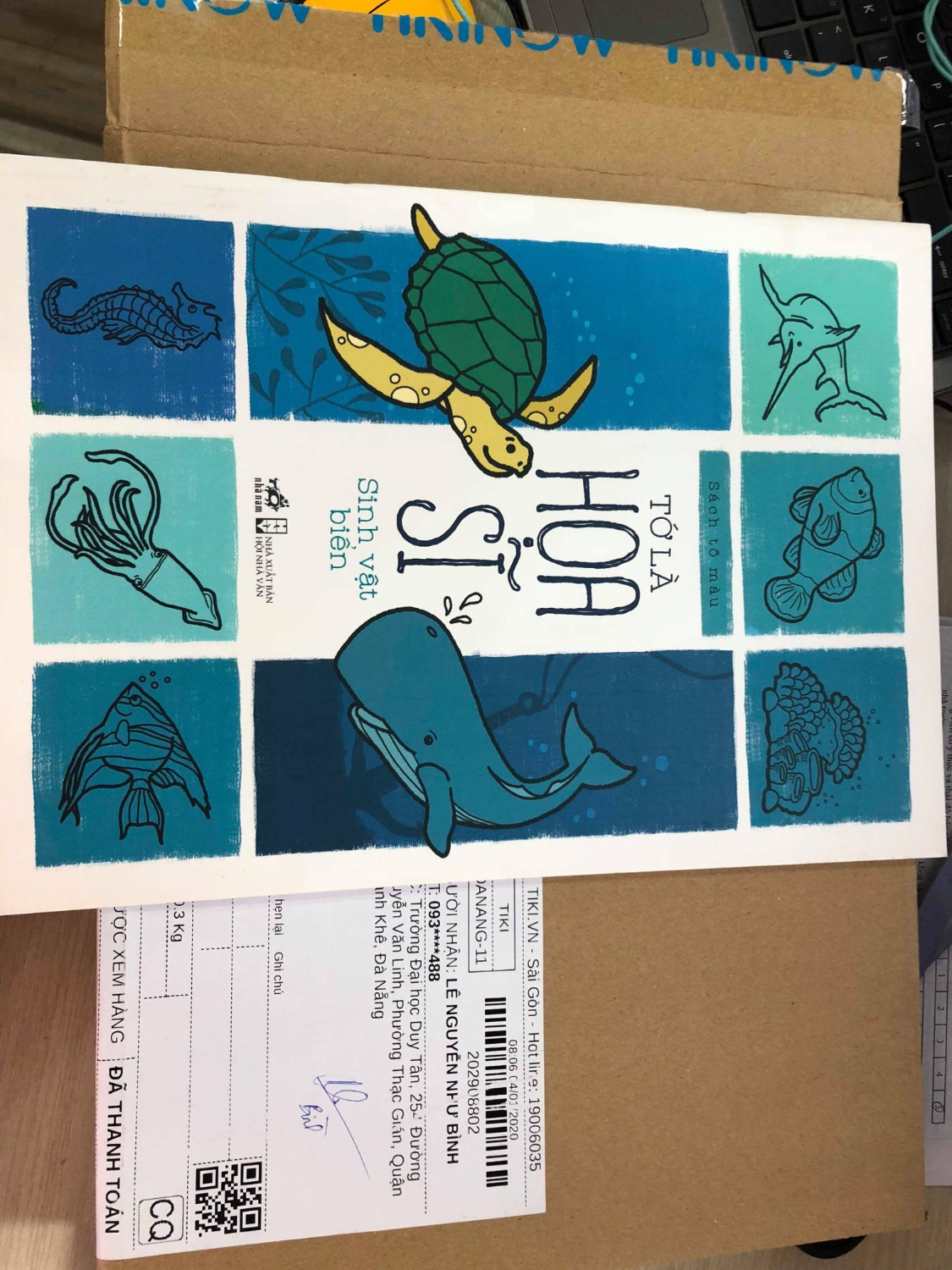 Mình mua TIKI nhiều lần, sách TIKI mình hoàn toàn hài lòng về chất lượng của sách và thái độ phục vụ của người giao hàng, nhưng lần này có 1 số trải nghiêm khiến mình không hài lòng lắm: 
Đầu tiên là mình đặt 10 cuốn tô màu nhưng bị chia tới 4 đơn khác nhau do ở nhiều kho, làm mình phải lên xuống nhận hàng đến 4 lần, rất bất tiện cho người nhận và cả người giao hàng. Mình cũng bị nhiều lần như vậy trước đây rồi, mình thấy rất bất tiện,mình nghĩ TIKI nên xem lại vấn đề này.
Tiếp theo là bookcare, sách mình đặt đều chọn sử dụng bookcare nhưng chỉ 1 đơn mà gồm nhiều cuốn sách nhất thì có bọc, còn lại các đơn lẻ (5 cuốn) dù ghi hóa đơn là có bookcare nhưng sách lại không có bọc. Đặt cùng đơn mà cuốn bọc cuốn không thế này làm mình thấy rất khó chịu khi nhận sách.