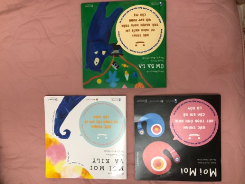 Khi tìm hiểu về sách cho trẻ sơ sinh thì tôi thấy một số trang/cá nhân giới thiệu sách Moi moi. Khi đó, tôi chưa tin lắm rằng một cuốn sách chỉ toàn “moi moi” mà lại có giá trị với trẻ. Vậy nhưng khi mua sách về thì thấy quả là bé nhà mình (hơn 2 tháng tuổi) tỏ ra thích thú, đạp chân tay liên tục, khi xem cuốn sách này. 
Sách có hình ảnh, màu sắc rõ nét, cuốn hút trẻ em. Các tiếng “moi” được đọc với các ngữ điệu khác nhau, thể hiện cảm xúc khác nhau. Các tiếng moi moi và hình ảnh đơn giản nhưng có vẻ như chúng truyền tải một câu chuyện về hai bạn Moi chào hỏi, tìm hiểu, chơi đùa và kết bạn với nhau. Cái kết là hai bạn Moi ôm nhau thật là ấm áp.