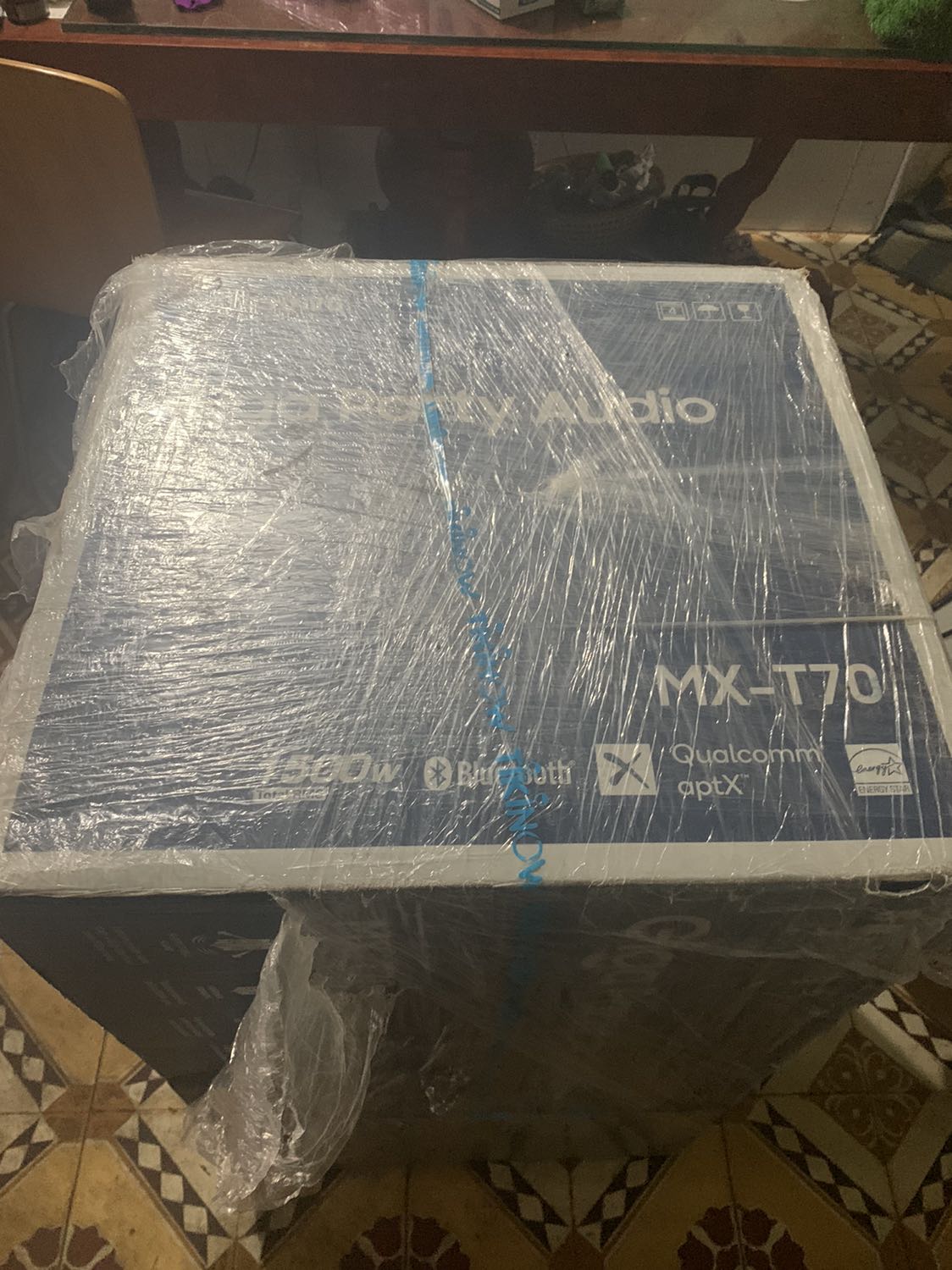 đã quá pepsi ơi :v cơ mà nó nặng quá, cơ mà Samsung thâu tóm mấy công ty âm thanh đình đám cả rồi nên chất lượng ae khỏi bàn cãi 😌