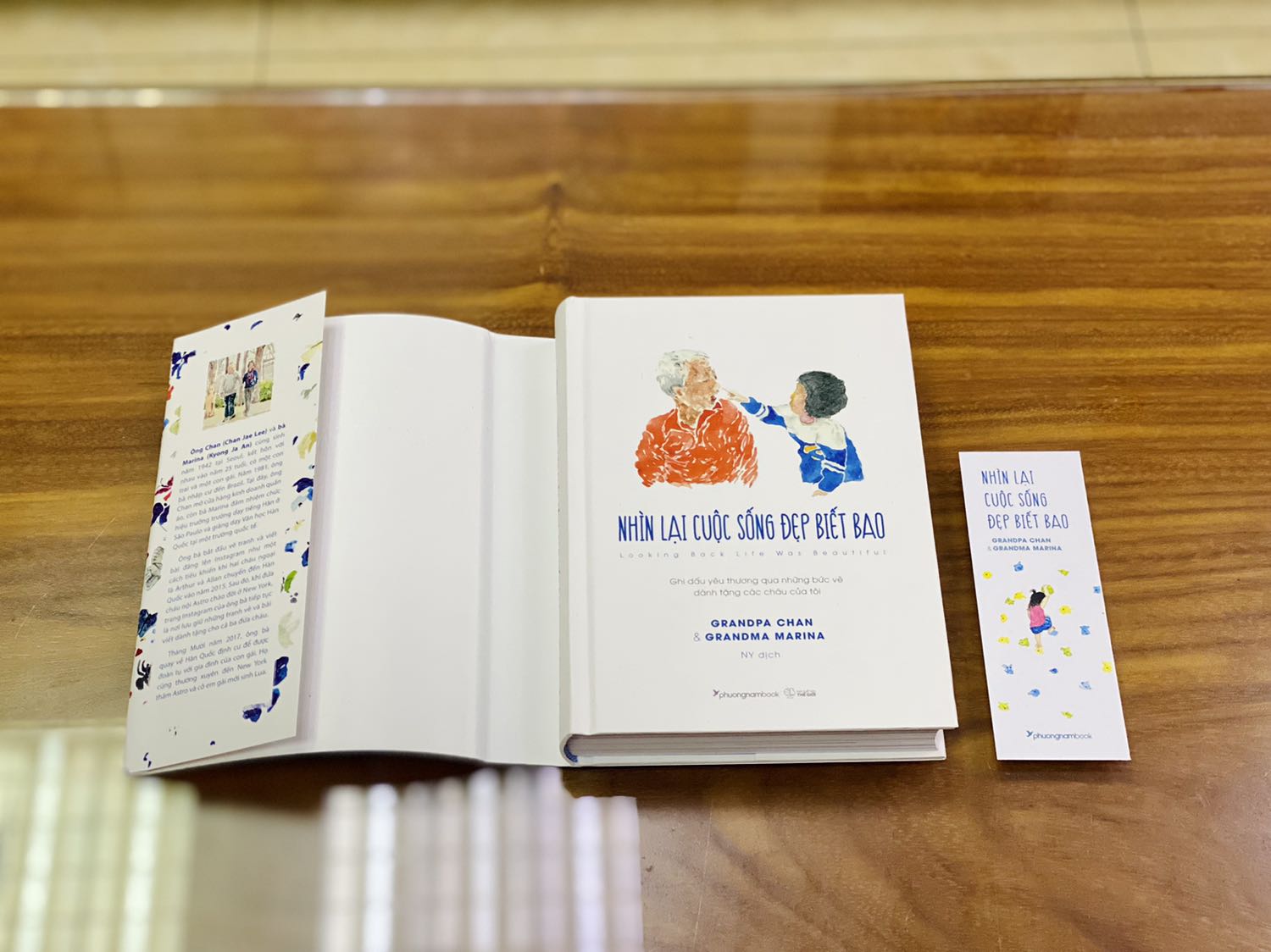 - Tiki giao hàng sớm hơn dự kiến. Phần đóng gói vẫn còn lỏng lẻo, hộp rỗng nhưng không có giấy chèn. Tuy nhiên  sách được bọc màng co phẳng phiu nên không bị hư hại gì. 
- Sách bìa cứng, khổ vừa, có áo bìa, được tặng kèm 1 bookmark như ảnh. Tên sách, tên tác giả và ảnh trên bìa in nổi rất đẹp mắt. Chất lượng giấy tốt và dày dặn. Sách in màu toàn bộ, hình minh họa đáng yêu. Nội dung sách là những câu chuyện dễ thương, tình cảm về các cháu được vẽ bởi ông bà Chan và Marina. 
- Giá mình mua không giảm nhiều so với giá bìa vì sách chỉ mới xuất bản vào tháng 05/2021. Nhìn chung mình cực kỳ hài lòng với chất lượng của sách cả về hình thức, nội dung và giá tiền.