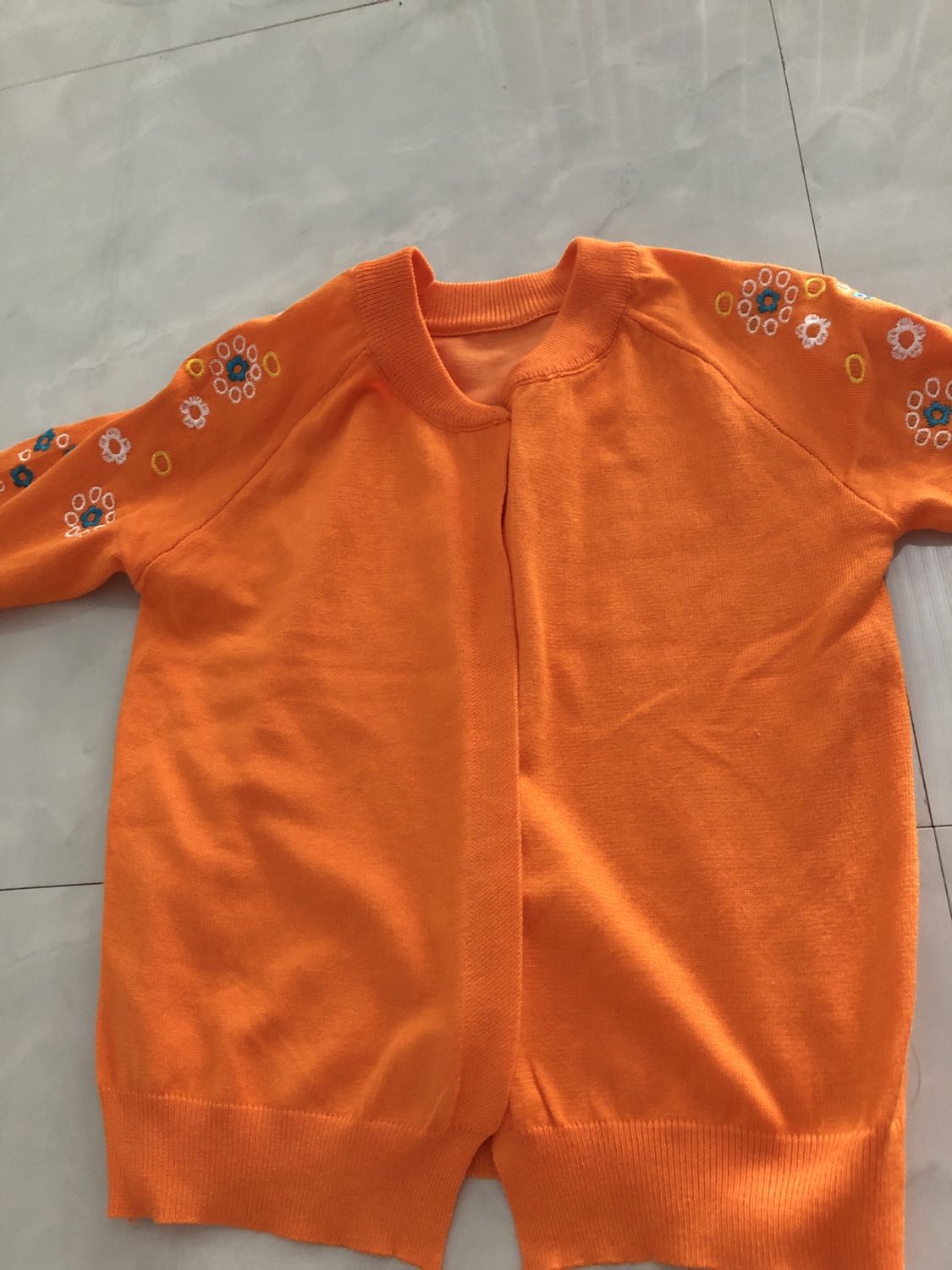 Cùng một mặt hàng, cùng giá tiền đặt 2 lần mà cái màu cam vải mỏng, size nhỏ như con nít, còn cái màu hồng vải dày... tiki cần xem xét lại về chất lượng vì không đồng đều về chất lượng, cần có chế độ chọn size tránh gây nhầm lẫn cho khách hàng..