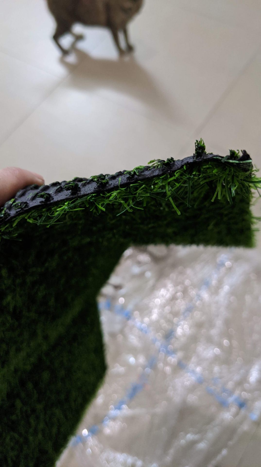 sản phẩm hoàn toàn không giống như mô tả. mời tiki nhìn hình, có thấy giống 2cm cỏ không? cỏ bẹp dí, sút ra khỏi đế luôn. đế thì mỏng, lúc khui ra khỏi bao, còn rớt bụi cao su ra lả chả. tôi đang liên hệ tiki xin đổi trả. càng lúc các shop trên tiki càng kém chất lượng, treo đầu dê bán thịt thằn lằn ko à.