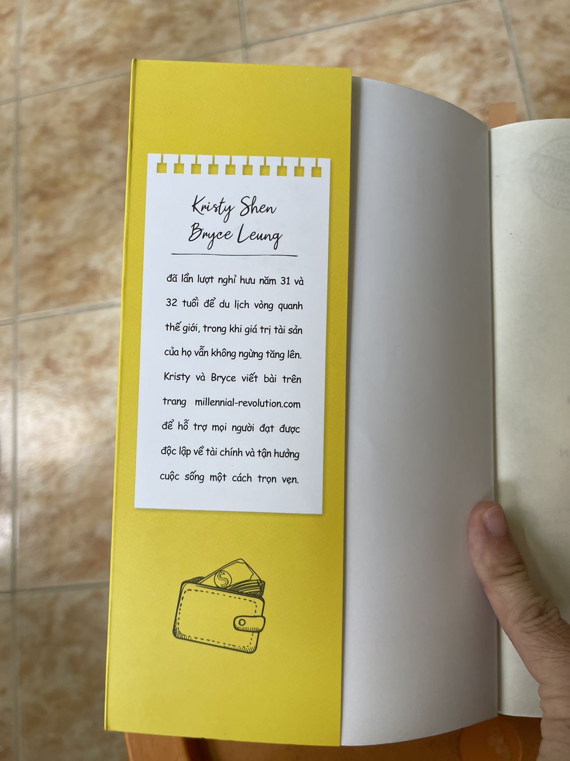 Trước hết là sách giao nhanh. Thứ hai là sách mới đẹp mắt. Thứ ba về nội dung thì sách nói về cách thức quản lý tài chính, cách kiếm tiền từ tài chính đang có và mô hình hoạt động tài chính ở Mỹ như thế nào. Tác là là người Mỹ gốc á nên sẽ có những cách quản lý tài chính và phát triển tài chính khá giống người Việt Nam mình. Nên đọc để hiểu thêm sâu hơn, dù đôi lúc có hơi khó hiểu 1 chút với người còn mới tiềm hiểu về tài chính. Đáng đọc thử.