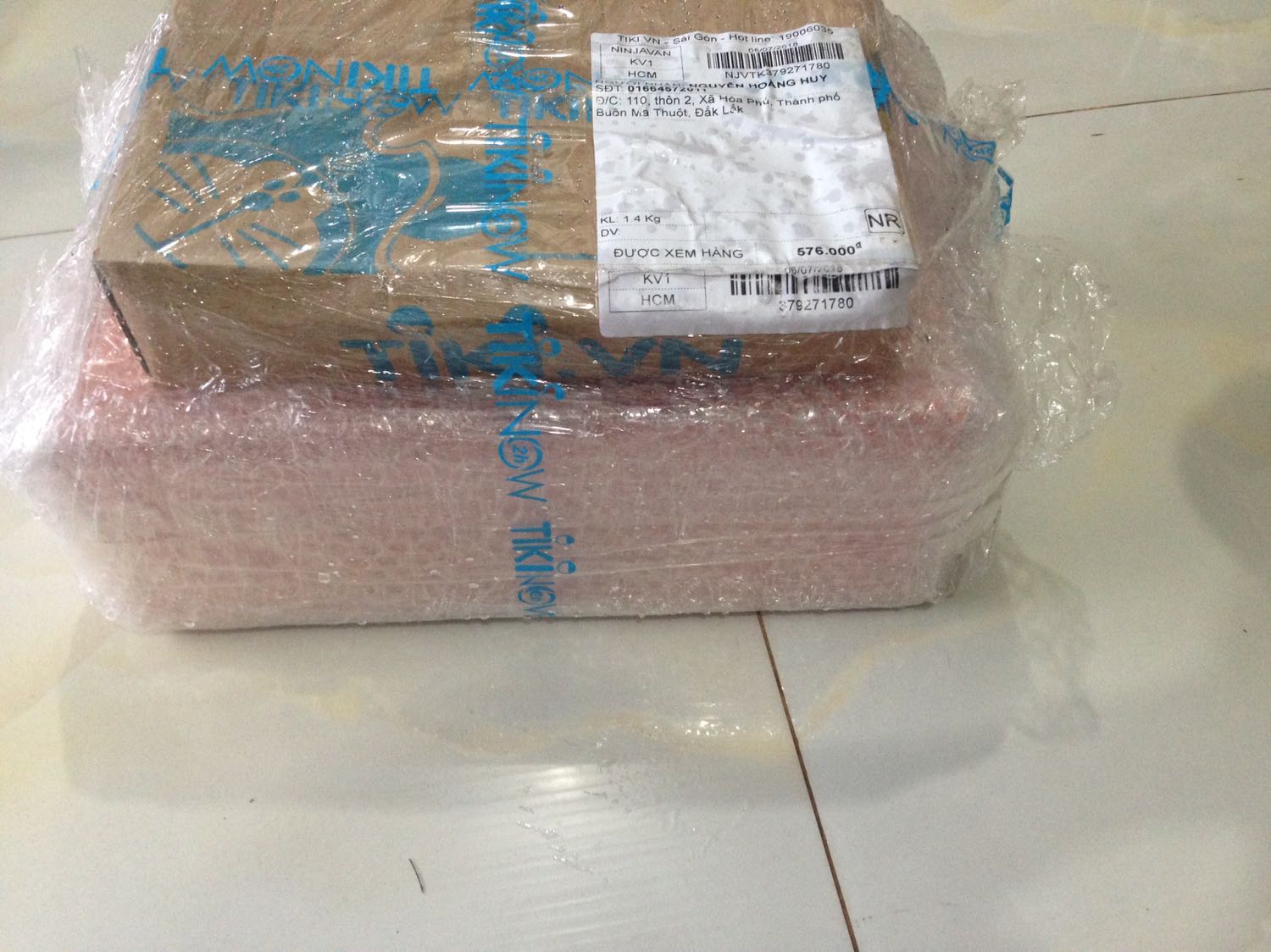 Đừng chỉ chê quyển sách này tuy có thể nó ko phải là quyển sách thiên về dưỡng da nhiều nhưng đây là một quyển sách thật sự có ý nghĩa kể về cuộc đời của một cô gái mà bạn nên đọc, sách có tặng kèm kem chống nắng vs kem gì đó nữa hay sao thì mình chưa rõ lắm tại chưa đọc hết quyển sách và quyển sách này mình mua ở tiki chỉ với giá 108k rất rẻ so với giá gốc là 200k sẽ tiếp tục ủng hộ tiki nhiều