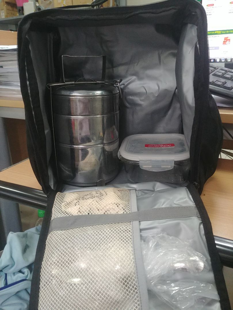 Giao hàng rất nhanh. Túi rộng rãi và chắc chắn, nhưng túi dây kéo bên hông mình không thích lắm. Mong shop thiết kế thêm kích thước lớn như vậy mà dây kéo phía trên như mấy mẫu khác của shop thì sẽ tuyệt hơn cho khách hàng chọn lựa. ahihi. Tóm lại túi đẹp nè, rộng nè, chắc chắn. 10 sao nè.