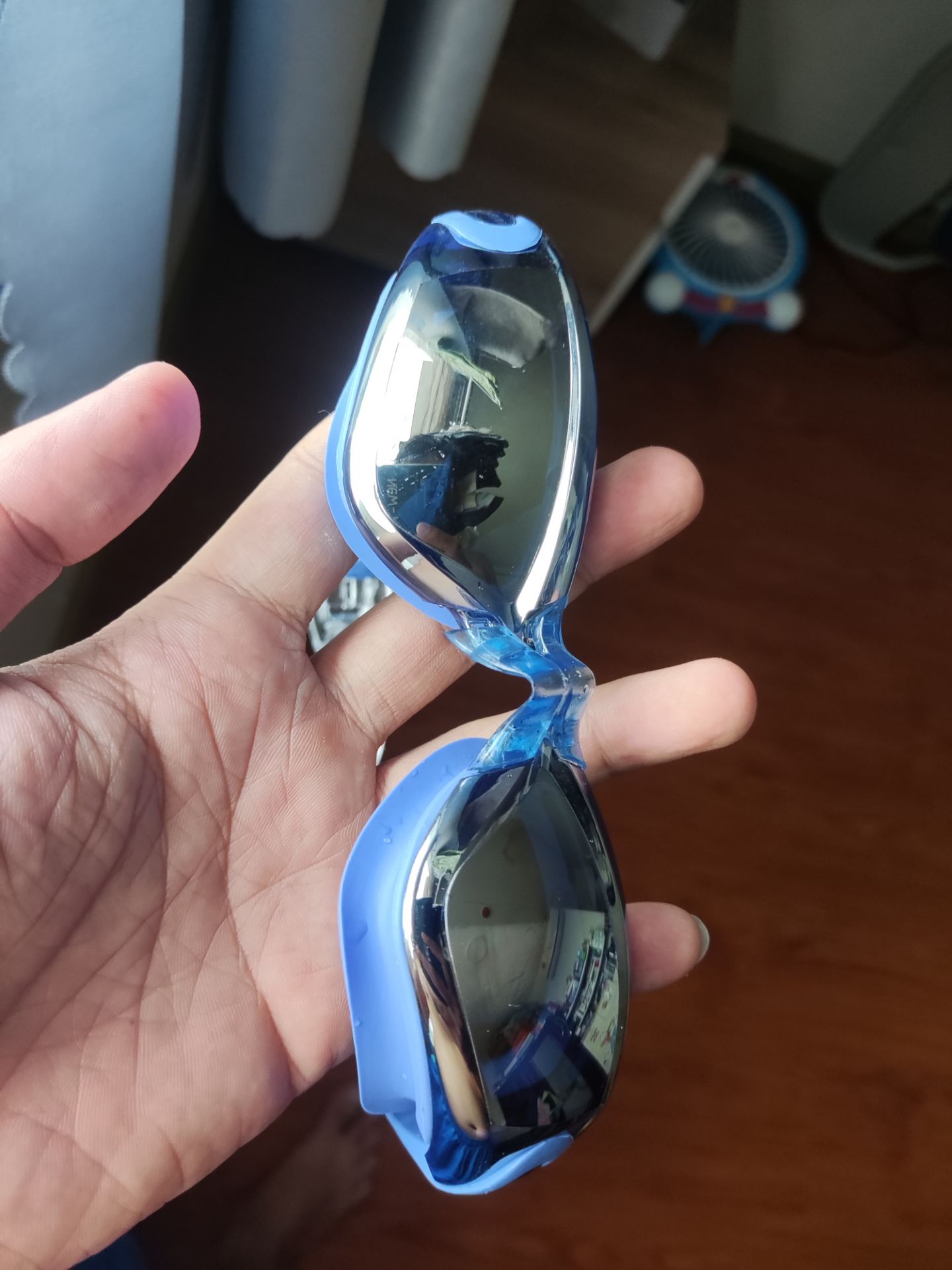 thất vọng vì chất lượng không như mong đợi. Vừa nhận hàng hôm nay mang đi bơi liền, kính không được trong và rõ, vẫn bị đọng sương chứ không như quảng cáo, tháo kính ra 2 3 lần là bị miếng nối giữa 2 tròng kính. Đề nghị shop đổi lại kính khác chắc chắn hơn, quá thất vọng.