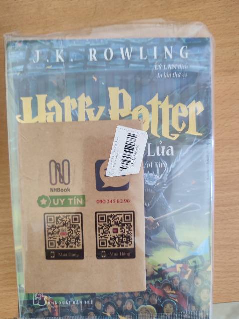 Sách đóng gói cẩn thận, shop tặng kèm sổ tay, giáo hàng nhanh