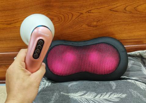 Trải nghiệm mua hàng tốt nhất mình từng có trên Tiki. Tốc độ xử lý đơn hàng rất ấn tượng trong đợt dịch này. Ck m đặt 2 con massage của Kigtech này ngày 7.9 đến cuối ngày 9/9 nhận được. 
Ngoại hình: Còn sản phẩm, thấy bên hãng hoàn thiện veri gút. Hộp nhìn sang, có hdsd tiêg Việt, sp đều dc in logo, gối dập logo chìm vs dc gắn tag của hãg.
Chất lượng: Cả 2 dòng đều có matxa hồng ngoại nhưng m cảm thấy gối nhiệt độ cao hơn nhiều. Còn cơ chế massage mỗi loại một kiểu. Con cầm tay massage hoạt động dạng xoay, Máy có thể điều chỉnh nhiều tốc độ massage, có vẻ hợp vs phần mềm phía trước như bụng, đùi chân tay, 2 bên cổ. M thích loại này để ms bụng sau khi tập yoga (dùng phía sau phải nhờ a ck giúp). Còn gối hợp phần phía sau như cổ lưng, đùi (gác lên) ... khi làm việc kê dưới lưng hay gắn trên ghế để ms gáy cảm giác rất phê pha. 
Chốt lại là rất ưng ý ạ, hi vọng sp dùng bền, vote 5 sao cho Tiki vs chủ shop trc. Đáng giới thiệu cho mn.