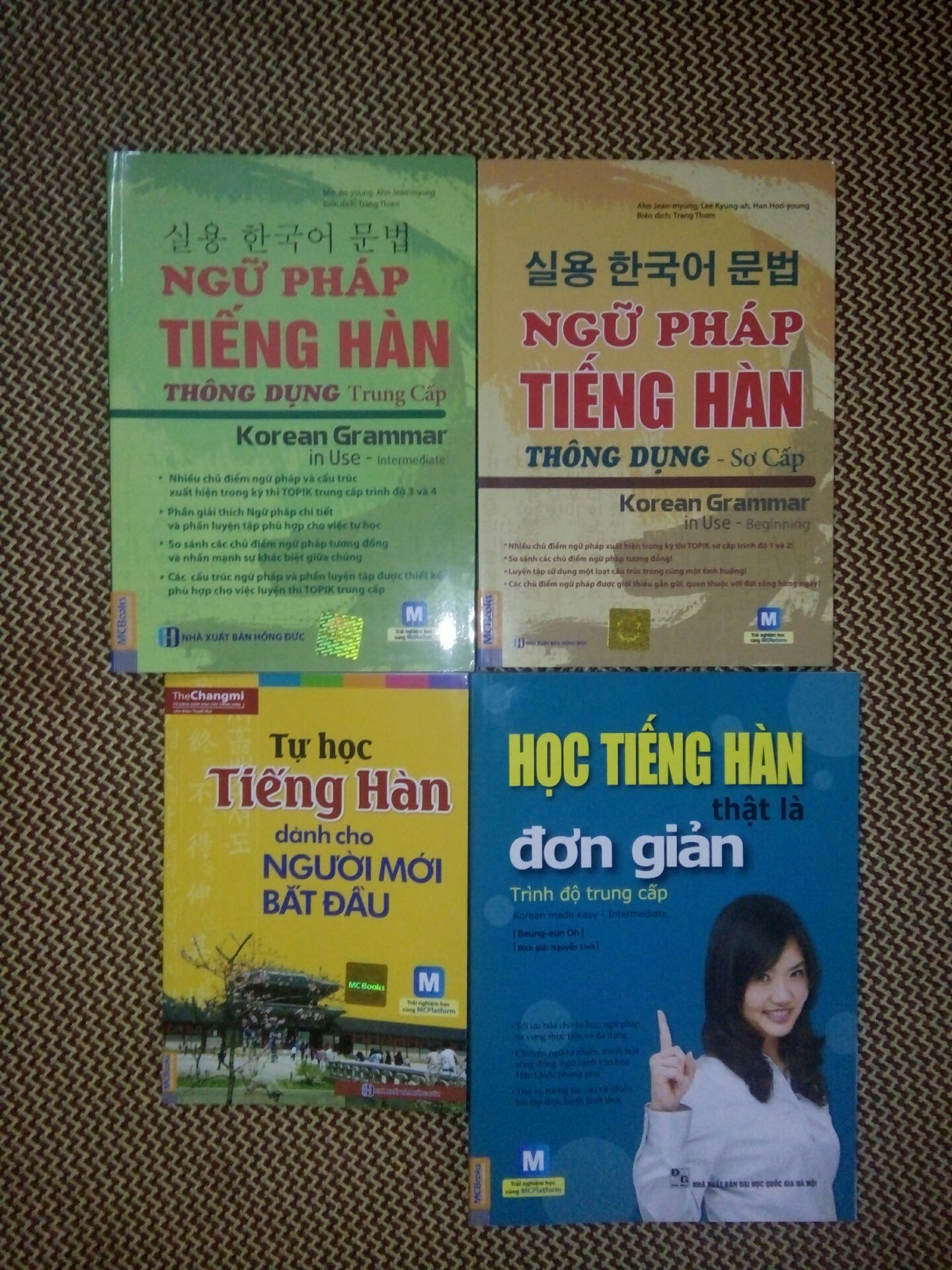 mình đặt mua đúng lúc flash sale nên đc giá cực kỳ rẻ 152k cả bộ, rất hiếm khi tiki sale mạnh như vậy, nhg mấy phút sau là lại lên 171k, mình cứ sợ giá rẻ thế tiki sẽ giao cho mình sách cũ, nhg khi khui hàng mình sung sướng vô cùng vì sách mới toàn bộ luôn, đẹp cả bên trong lẫn ngoài. Sách in màu rất đẹp và sinh động, nhìn bắt mắt lắm í chỉ muốn học ngay, kiến thức cực bổ ích. Hy vọng vs bộ sách này mình sẽ tự học thật tốt tiếng hàn mà ko cần đến trung tâm, ngày càng yêu thích ngoại ngữ này. Cảm ơn tiki và MCbooks ạ