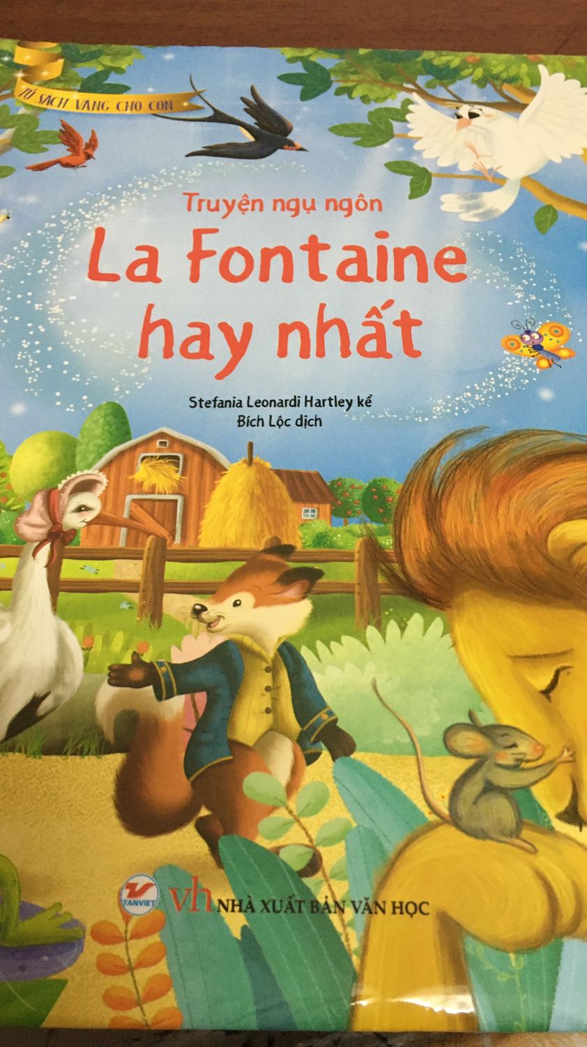 Quyển truyện cổ tích của Charles Perrautt thì bìa làm sắc sảo, có kim tuyến đẹp.
Còn quyển truyện ngụ ngon La Fontaine thì nhìn như sách giả: bìa mềm mềm, ko có kim tuyến đẹp, sách nhẹ hơn quyển Charles Perrautt. 
Cùng là bộ sách trong Tủ sách vàng cho con, nhưng sao chất lượng trình bày khác nhau như vậy???