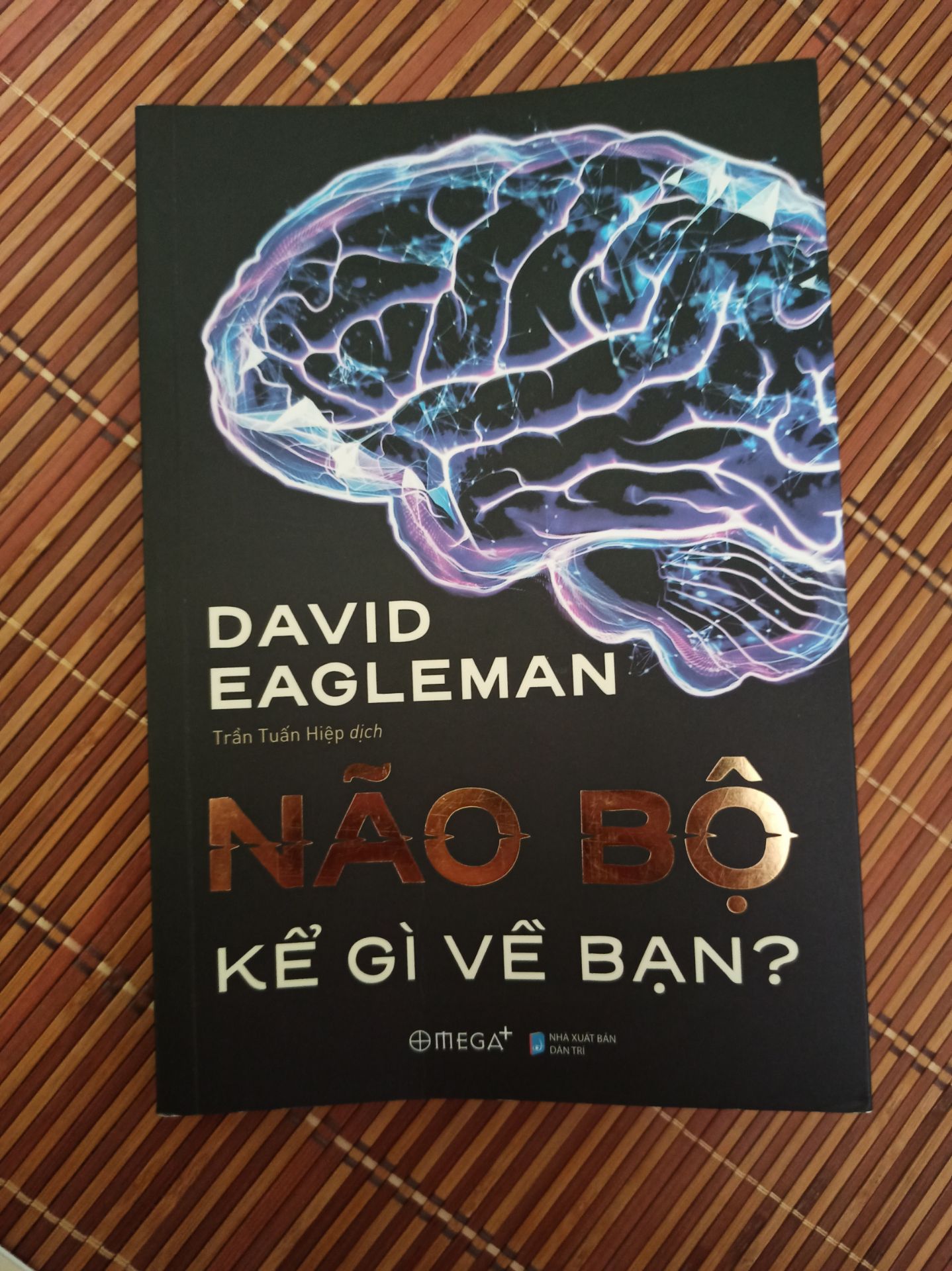 Tiki giao đơn này nhanh hơn dự kiến, còn có những đơn hủy cả tháng chưa xử lý xong. Đóng gói ổn. Cuốn sách hay và dễ đọc, những kiến thức hàn lâm được trình bày dễ hiểu để người ko có chuyên môn cũng có thể mường tượng, tuy nhiên vẫn nên đọc lại vài lần. Cuốn sách ko thể bao hàm tất cả n điều kỳ diệu về não, nhưng đáng đọc và thú vị. Nên thử đọc