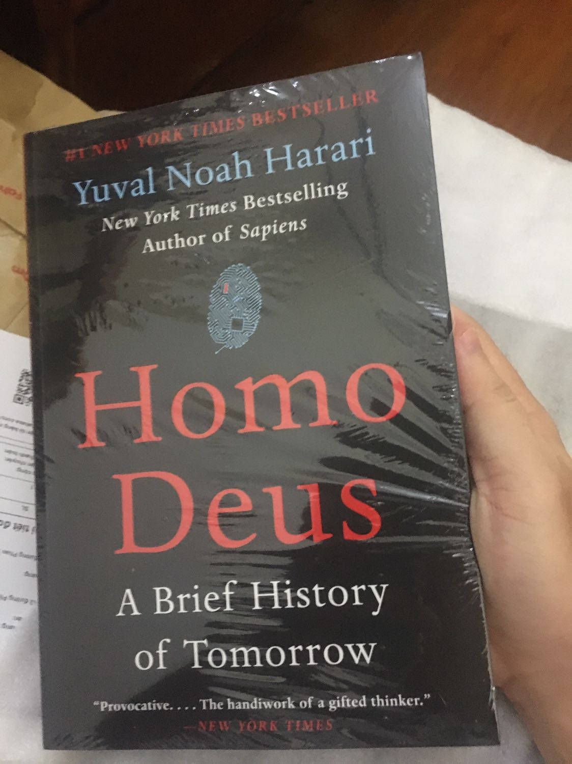 Sách hay, tuyệt vời. Đóng gói sản phẩm tốt.
Sách này làm từ giấy in bóng bóng giống kiểu tạp chí nên sẽ khá nặng nếu tính cầm đi để đọc. Nặng gấp đôi so với các quyển khác.