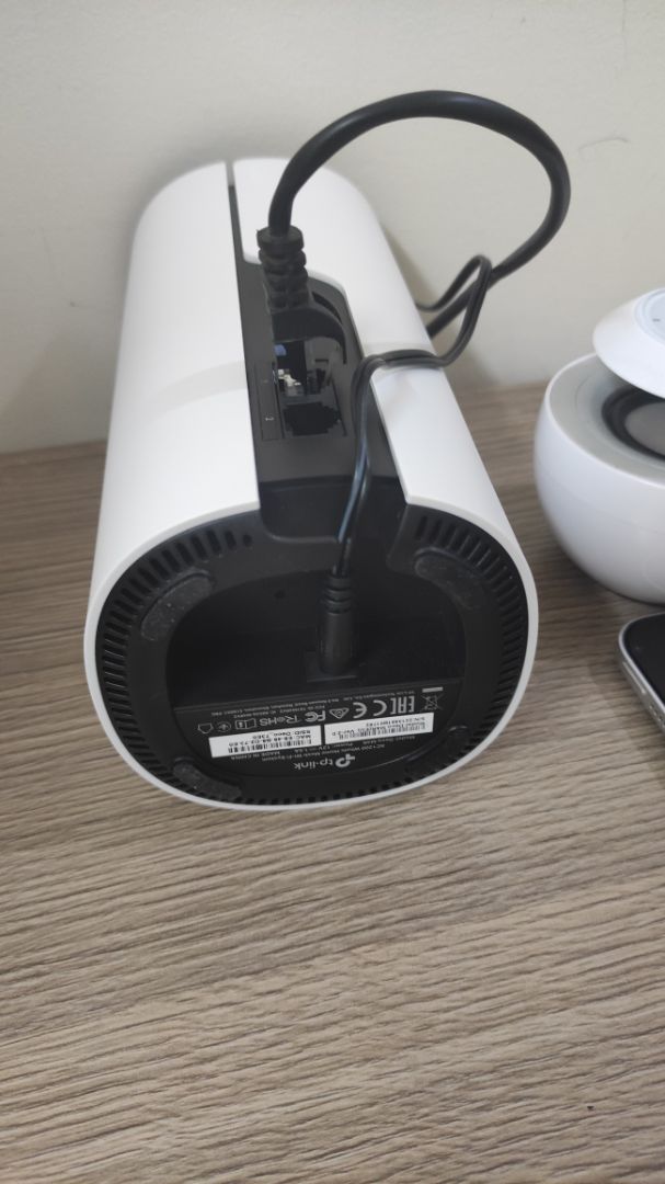 Sóng phủ tốt toàn bộ ngóc ngách nhà 130m2. Cài đặt cũng dễ dàng qua app. Do quá chán với cục AP + repeater cũ kết nối lởm khởm đi ra đi vào sóng chập chờn nên mình đầu tư luôn bộ này. Mới *** được 1 ngày thấy rất đáng tiền. Qua 1 lớp tường speed*** vẫn hơn 100Mbps.
Điểm yếu duy nhất là không có mount hoặc lỗ bắt vít để treo tường. Cục wifi mà lại thiết kế chỉ để bàn hơi chiếm chỗ. Mua giá treo tường lại thêm 200k Sóng phủ tốt toàn bộ ngóc ngách nhà 130m2. Cài đặt cũng dễ dàng qua app. Do quá chán với cục AP + repeater cũ kết nối lởm khởm đi ra đi vào sóng chập chờn nên mình đầu tư luôn bộ này. Mới *** được 1 ngày thấy rất đáng tiền. Qua 1 lớp tường speed*** vẫn hơn 100Mbps.
Điểm yếu duy nhất là không có mount hoặc lỗ bắt vít để treo tường. Cục wifi mà lại thiết kế chỉ để bàn hơi chiếm chỗ. Mua giá treo tường lại thêm 200k