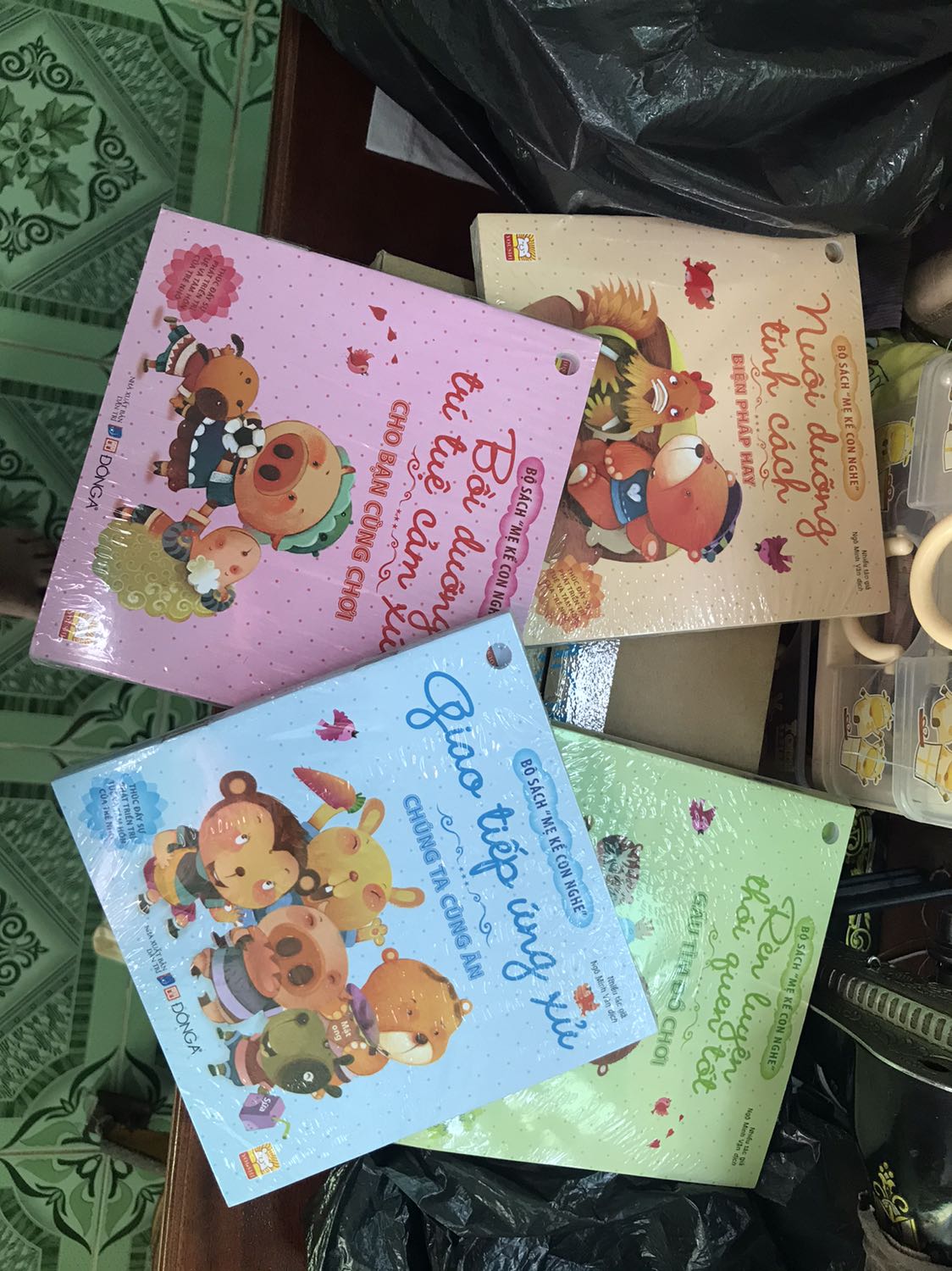 Sách rất đẹp, nội dung phù hợp. Giá cả vừa phải. Đóng gói cẩn thận. Giao hàng nhanh. Rất ưng. Ai có con nhỏ mình nghĩ nên mua thử đọc cùng con. Mình mua luôn bộ. 1 bộ gồm 10 quyển nhỏ.