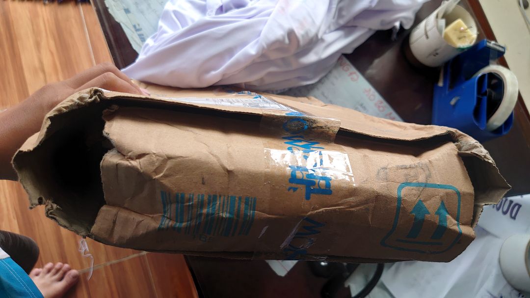 đóng gói hàng kém chất lượng, bên vận chuyển thì bảo do bên đóng gói. cần xem lại