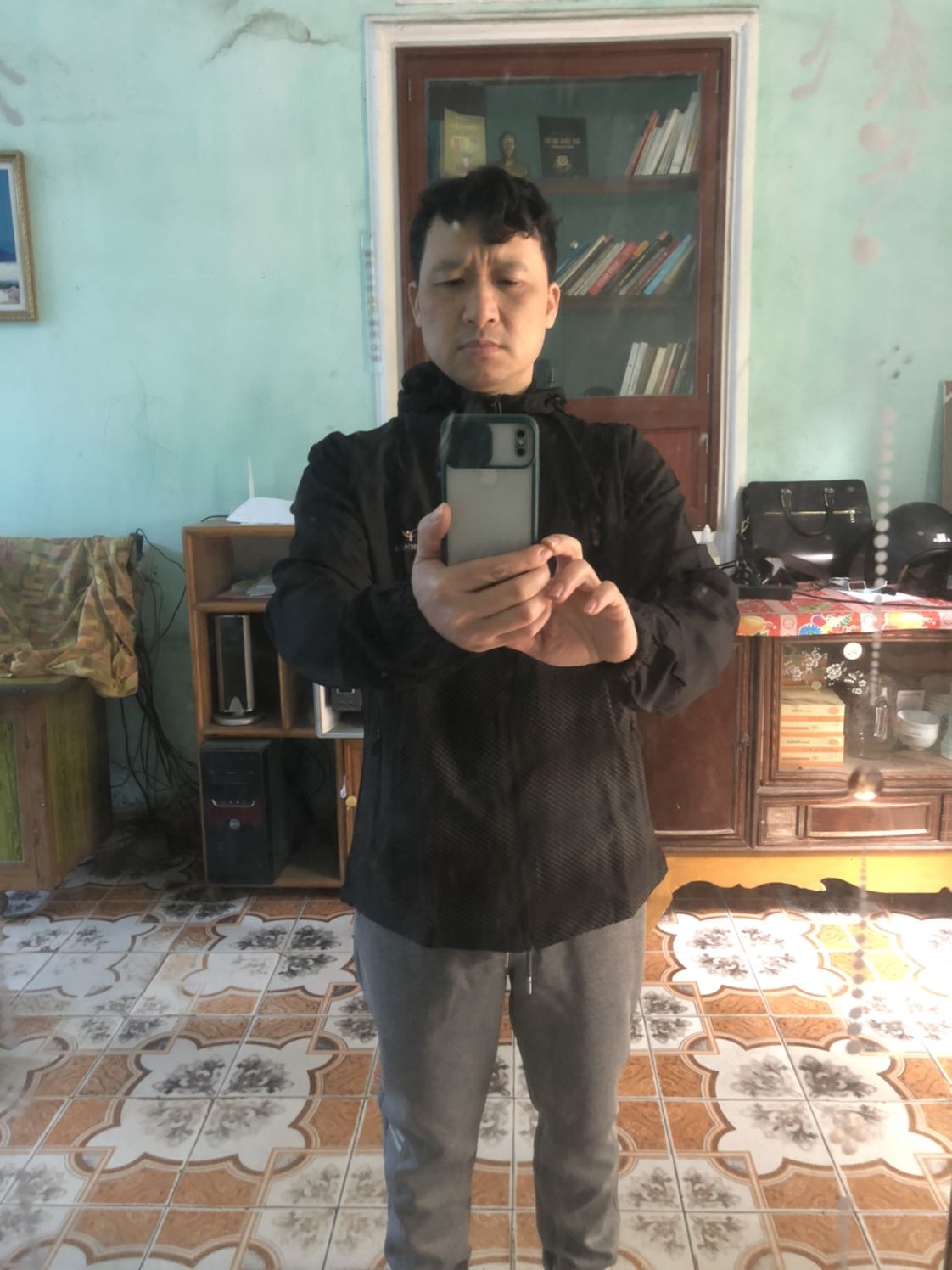 Đẹp hết cả bài, đẹp ngoài tưởng tượng, đẹp hơn trên hình rất nhiều. Cảm giác sản phẩm rất cao cấp, chả khác gì các thương hiệu đình đám trên thế giới. Hoàn hảo từ chất liệu, kiểu giác và từng đường kim mũi chỉ. Điều bất ngờ là mình được tặng kèm cái áo khoác đen trị giá gần 500 ngàn. Sung sướng như trúng số. Với số tiền khiêm tốn mà mình bỏ ra, mình thu về giá trị lớn hơn rất nhiều! Xin cảm ơn sự quan tâm, chăm sóc khách hàng trên cả tuyệt vời của shop!