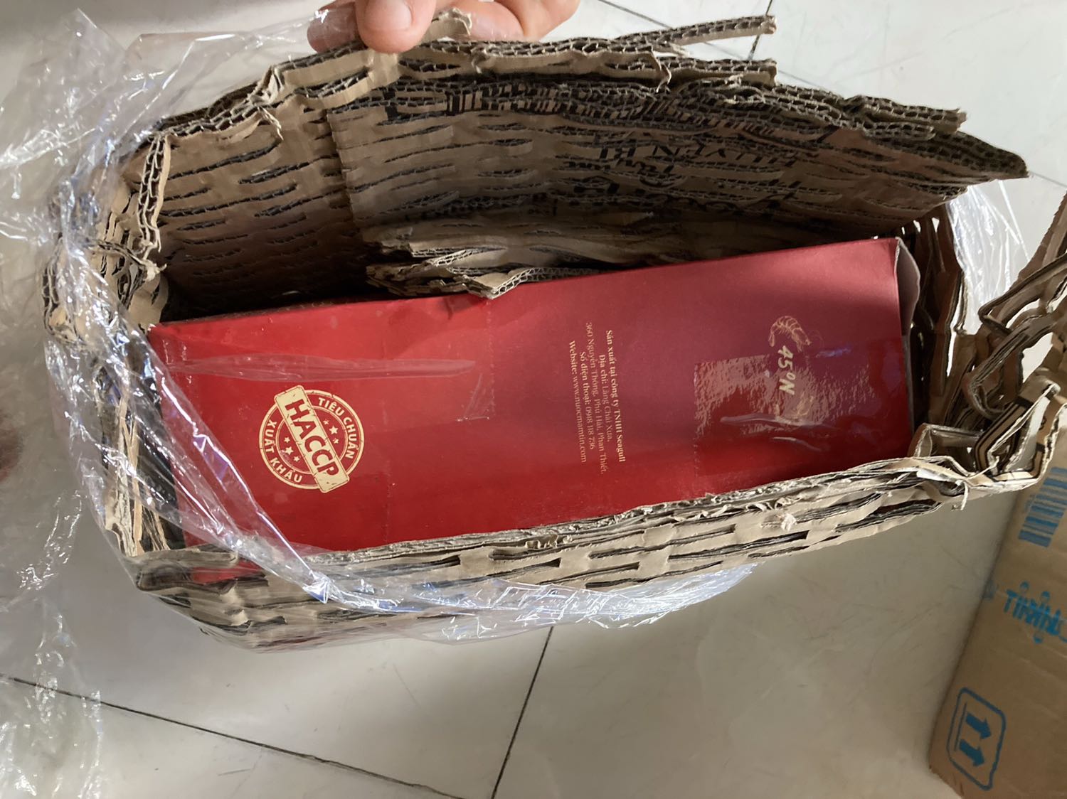 Hộp không giống như hộp mua bên cửa hàng và cty.