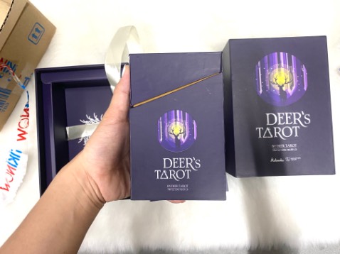 Không ngờ có ngày t được cầm trên tay bộ bài mua giá này và đẹp đến vậy. Không thích cách đóng gói của Tiki nhưng được tặng kèm bm nha 😃👏. 
Bộ bài thì chỉn chu, lá bài dày dặn sờ mướt tay. Hoan hô nsx lắng nghe góp ý trước đó và cải thiện chất lượng. Hộp ngoài nhìn sang xịn mịn, hộp bé không ưng lắm nhưng bộ bài là ngôi sao rồi nha, mình nó cũng đủ 5* rùi. 
Tui ưng lắm á. Aaaaaaaa!!!!