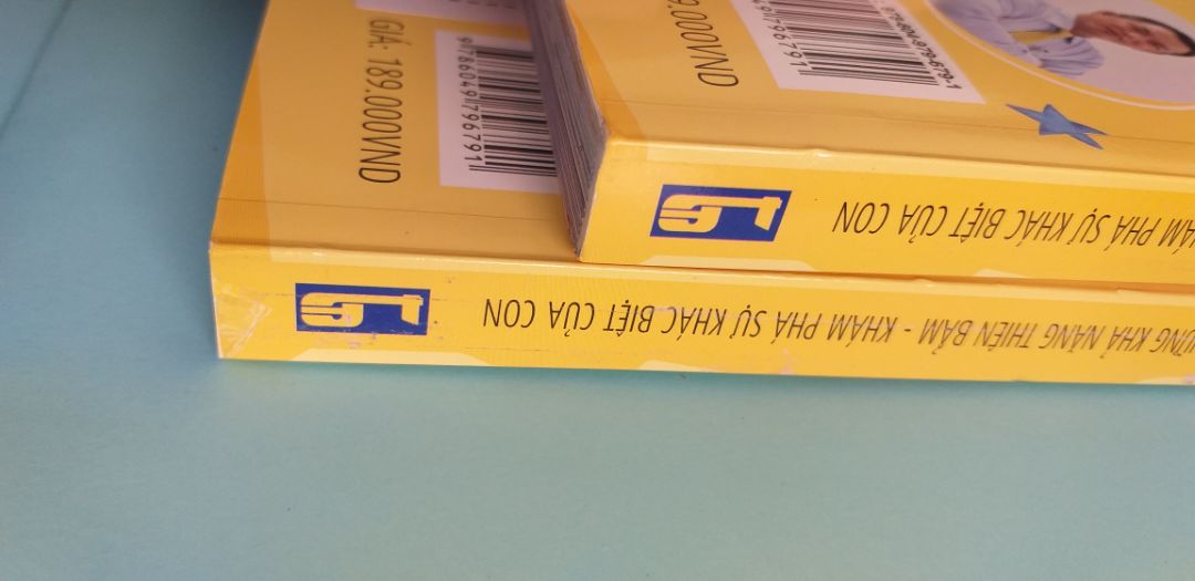 Sách có dán phía sau, ghi chú rõ ràng là đóng hộp sang trọng nhưng không có. Sách dơ và bị bong miếng kính ở ngoài một số chỗ.
Về cách trình bày thì mình chỉ cho 3 sao. Chữ trình bày to nên đọc rất dễ bị nhức mắt. Hình quá nhiều, rườm rà không cần thiết. Sách cho người lớn đọc nhưng cách trình bày thì giống cho trẻ đọc hơn.
Mình chưa đánh giá về nội dung vì chưa đọc.