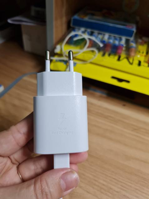 Sạc cực nhanh, rất thích luôn. Có điều, giờ mới thấy đầu dây sạc bị nứt nhẹ  ko biết vì sao. Hiện giờ vẫn thấy xài ổn nên ko khiếu nại shop ạ 😢
,