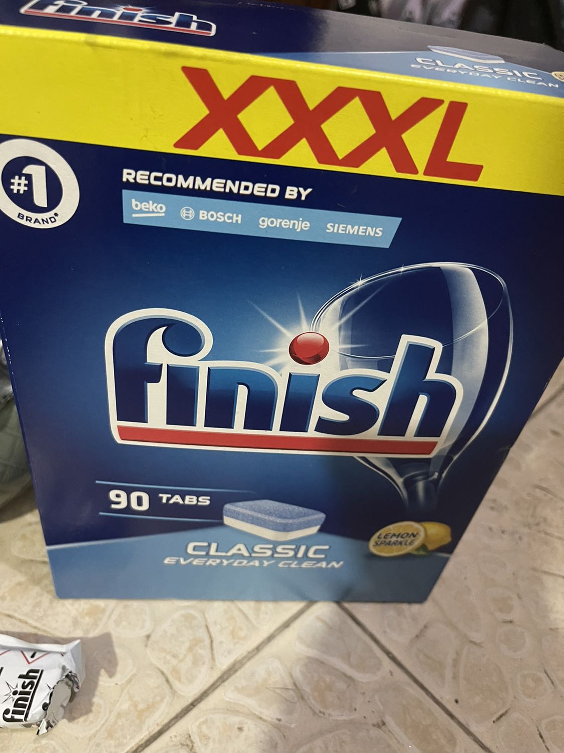 Lần thứ 2 mua nhưng giao loại không có nút đỏ. Hơi thất vọng.. ko giống hình. Dù shop tặng thêm 2 viên.. nhưng 2 loại khác nhau