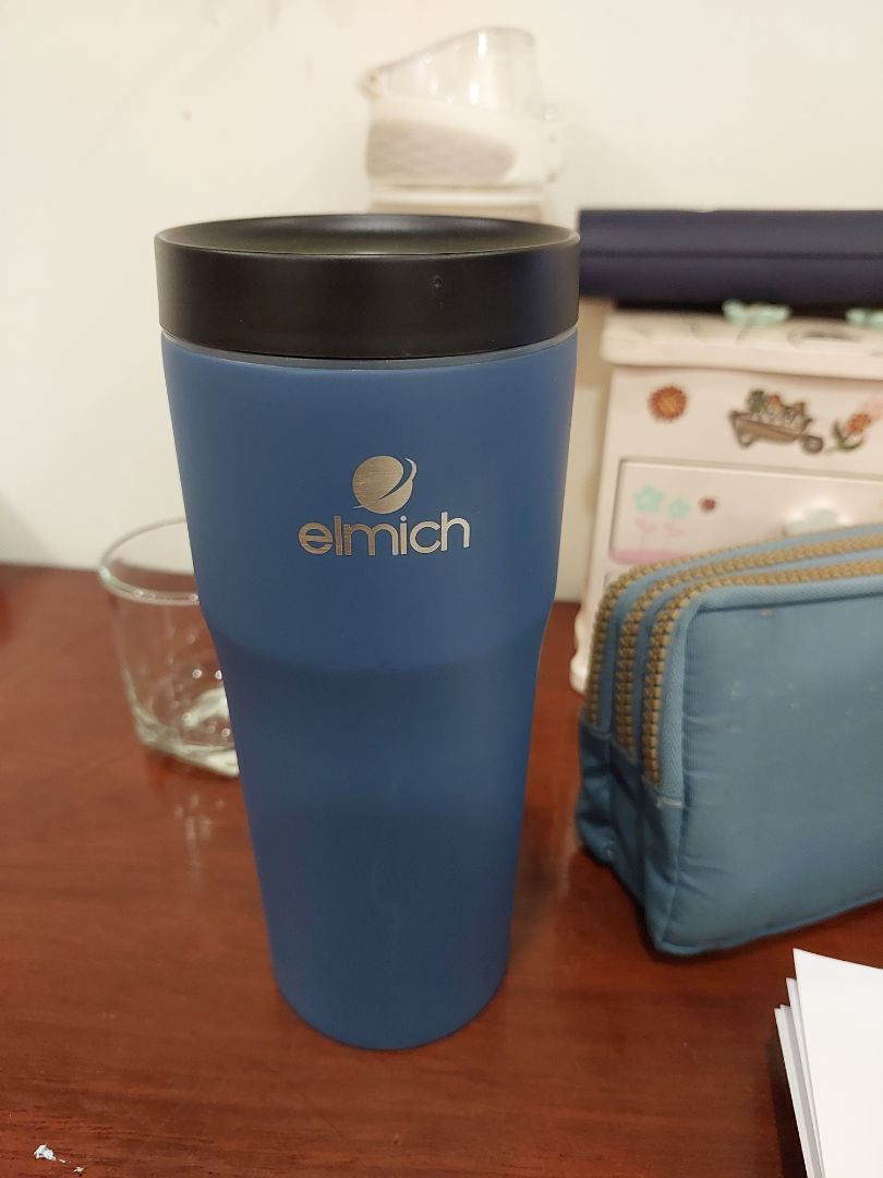 bình to vừa đủ, rất hợp để mình mang theo khi đi làm hay đựng đồ uống mua từ quán cà phê hay trà sữa. giữ nhiệt tốt. tuy nhiên, lúc mình dốc xuống để kiểm tra bình có kín không, thì chỗ gioăng giữa nắp và bình có bị nhỏ nước một chút. Nút đóng mở nước ở nắp thì kín và rất tốt.