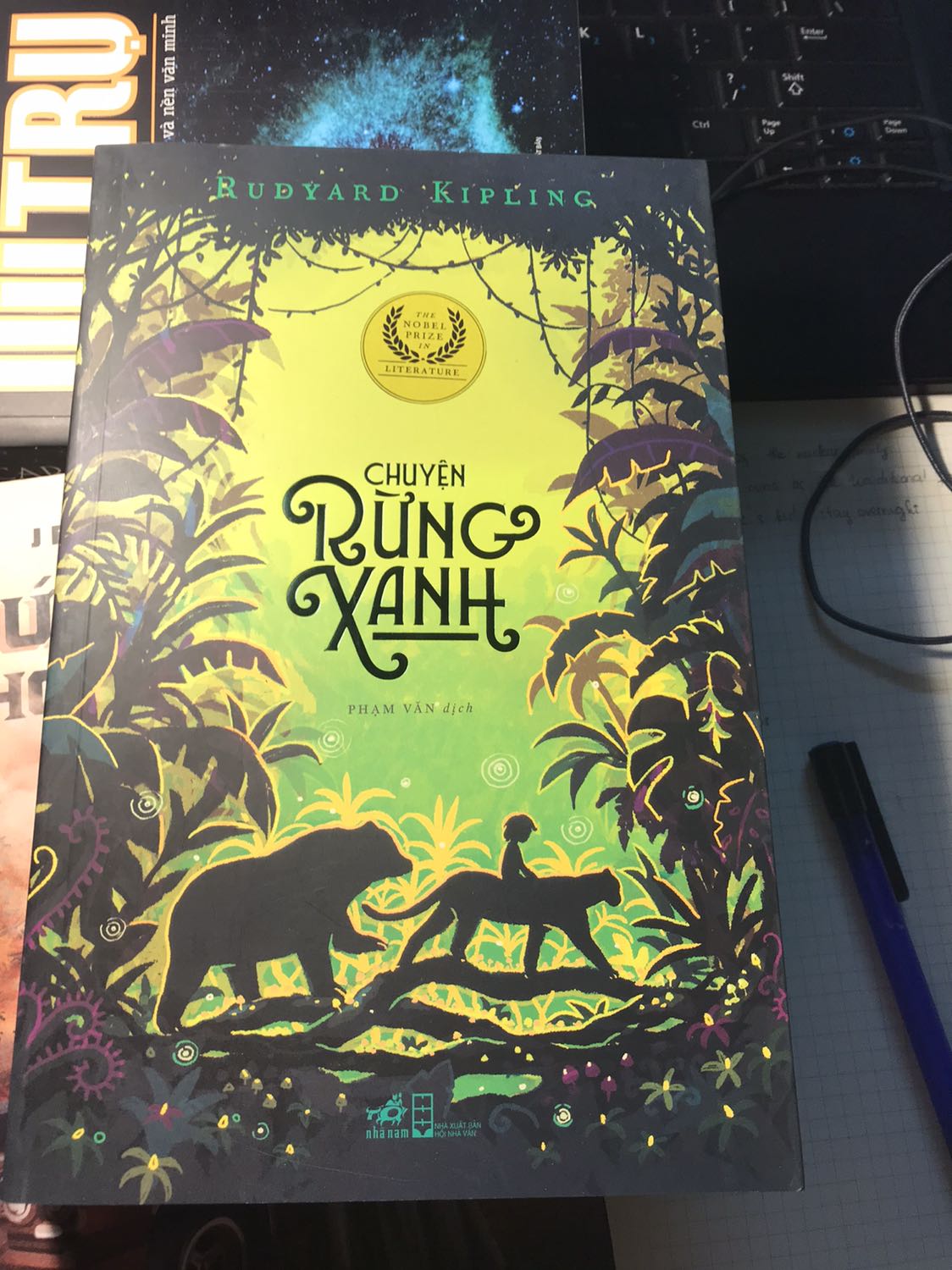 Sách oke nè, khổ to, dày. Nhưng mình ít thích bìa cứng nên mua bìa mềm, vừa kinh tế vừa phù hợp =)))