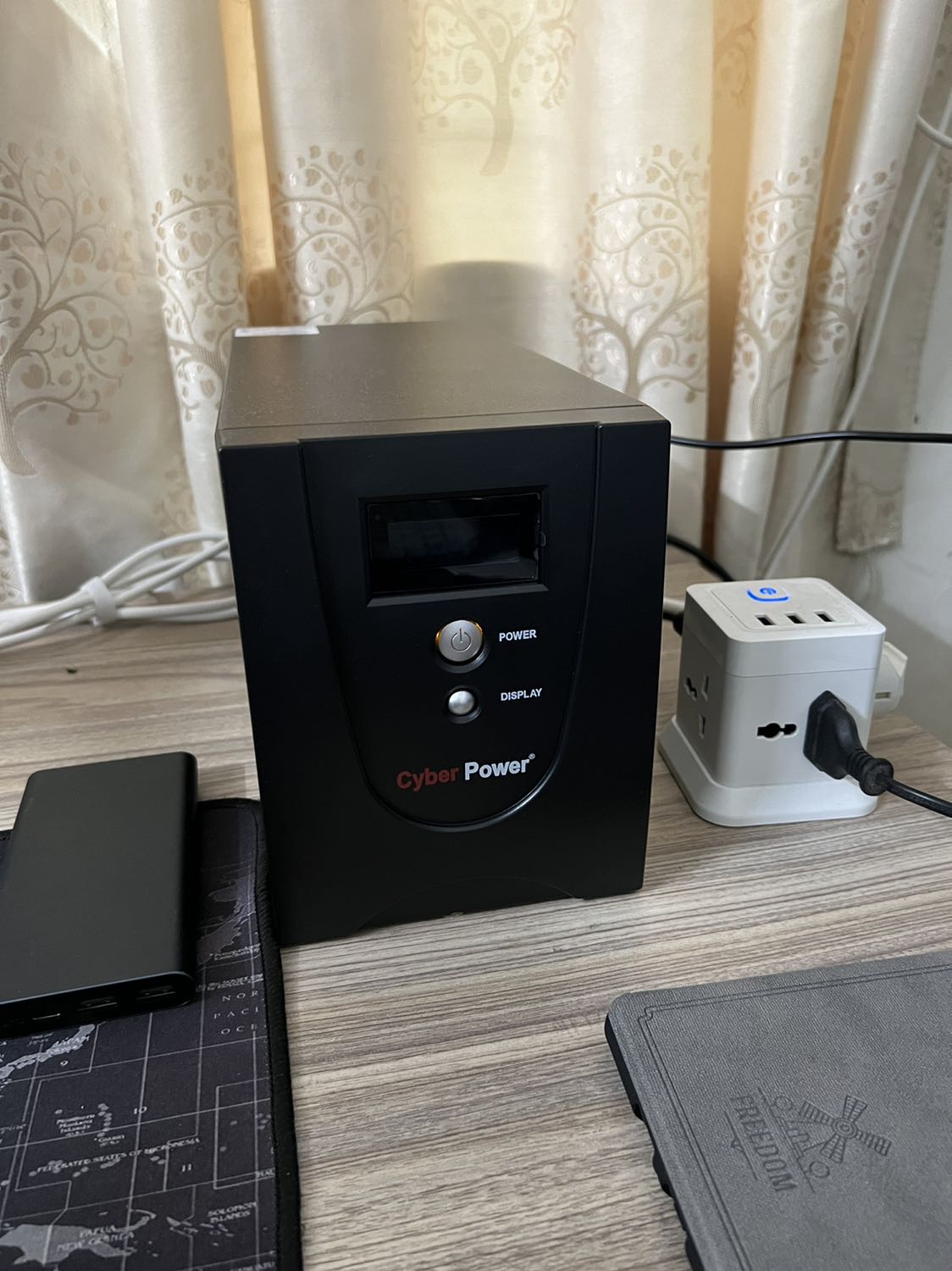 Chạy rất ổn định, mình *** thử cả 2 máy tính cắm chung (Ryzen 3700X, i5 7500U) mà vẫn chịu tải được 45 phút, dư sức ngồi làm xong mấy việc vặt trước khi tắt máy. Máy hỗ trợ phần mềm PowerPanel Personal và Business (đều free) nên có thể xem được công suất, vol in/out theo thời gian và có báo cáo rõ ràng. Có thể tắt tiếng, chọn Hibernate thay vì Shutdown được nha anh em. Shop đóng gói rất ky, mọi thứ nguyên seal từ CyberPower nha, mình đã register thành công trên CyberPower. Mà khá nặng ai nhờ người già nhận dùm thì nói Shipper khiêng vô nhá =))