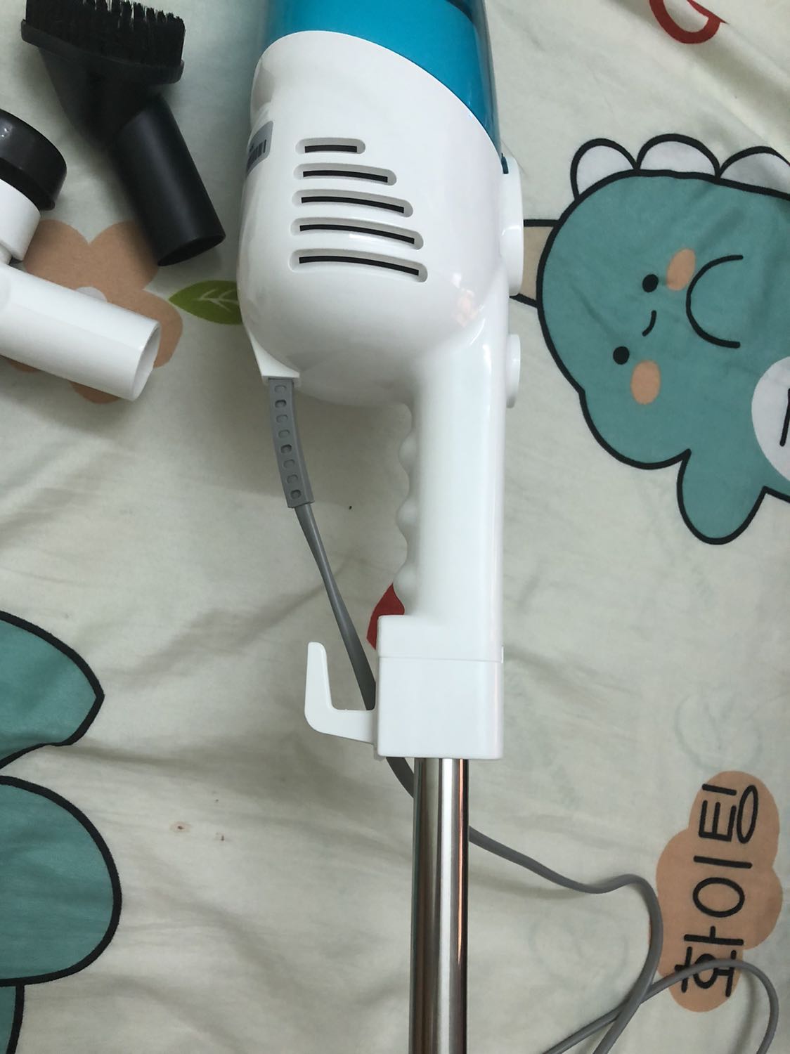 Máy xịn! Hút mạnh! Mới dùng tí đã hút được nhiều bụi nhưng dùng xíu nên tắt vì lực hút lớn nên hút xíu sẽ nóng máy. Mới đặt chủ nhật mà sáng t2 đã giao rồi! Mùa dịch nà giao siêu nhanh! Giá cả với chất lương tốt, nếu bền nữa thì 10 điểm, cảm ơn vì một sản phẩm quá tốt