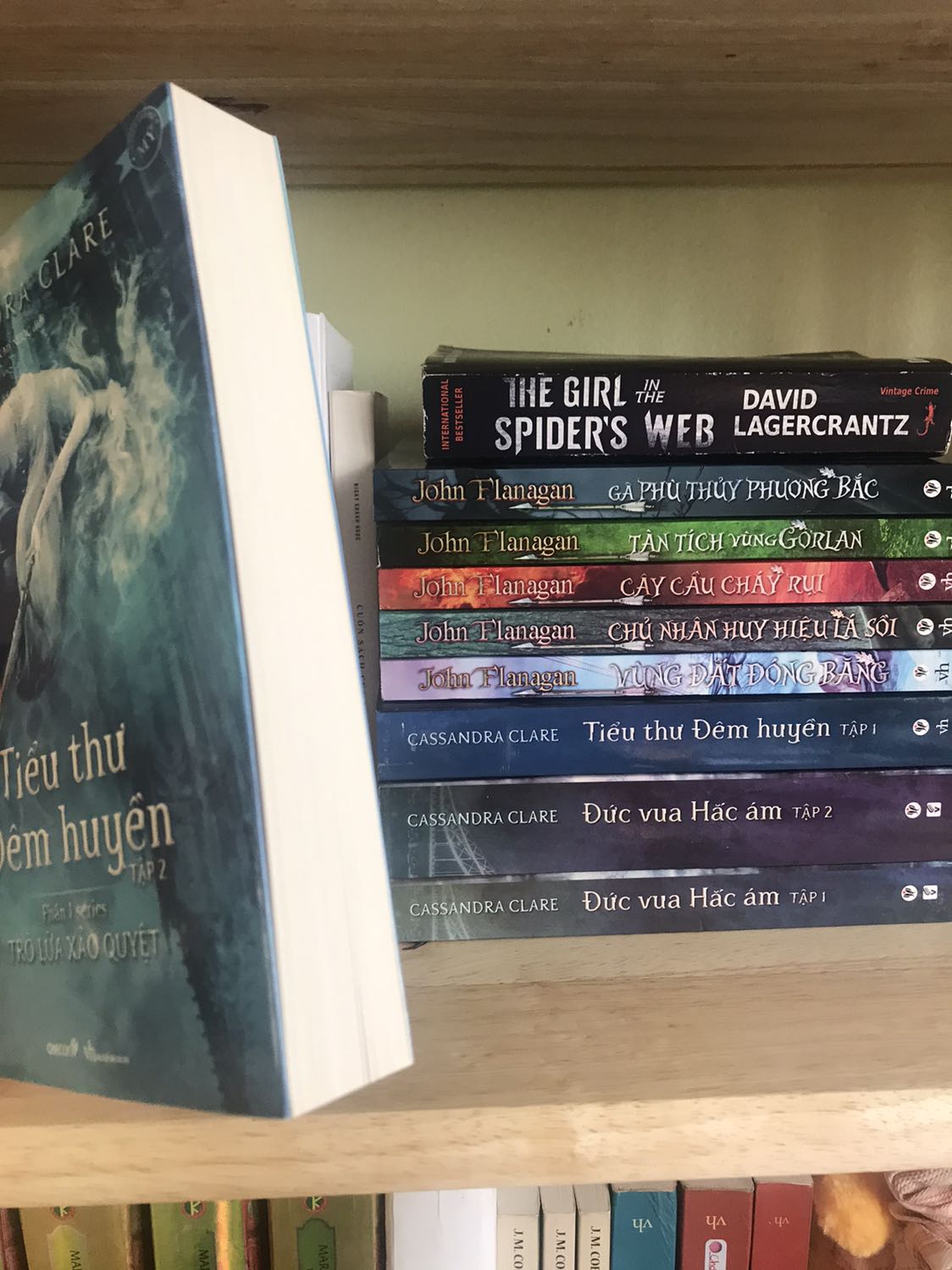 Sách được shop bọc vô cùng cẩn thận, giao hàng cũng ok không bị móp gì cả. Mua đúng dịp sale 50% còn được tặng kèm một cuốn khác nữa nên quá hời. Nội dung thấy review trên Goodreads khen quá trời, nhất định sẽ mua hết cả bộ😘