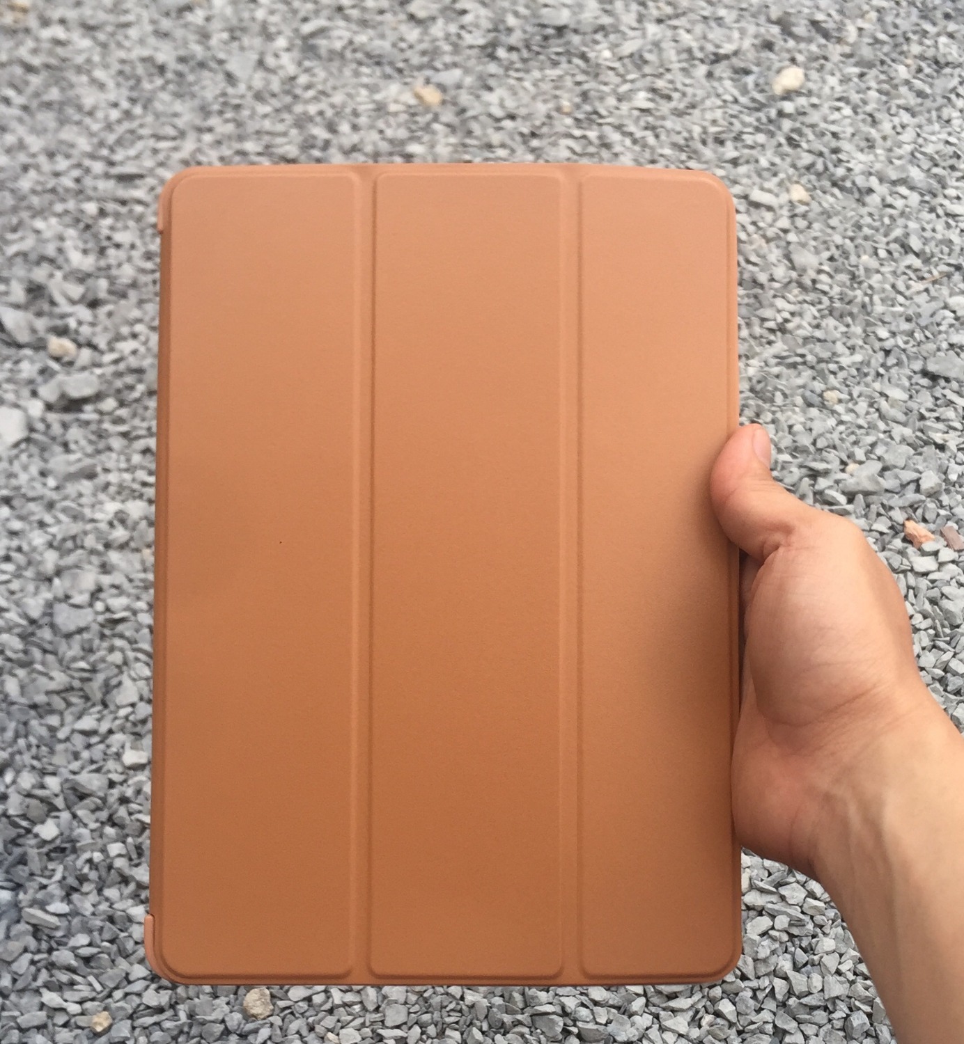 Sản phẩm có màu đơn giản nhưng không kém phần sang trọng. Thiết kế sắc sảo, vừa khít máy, mặt lưng nhám cầm rất chắc tay, case dẻo sẽ không bị xước iPad, thiết kế tự động đóng tắt thông minh. Nói chung không có điểm nào để chê về bao da này.