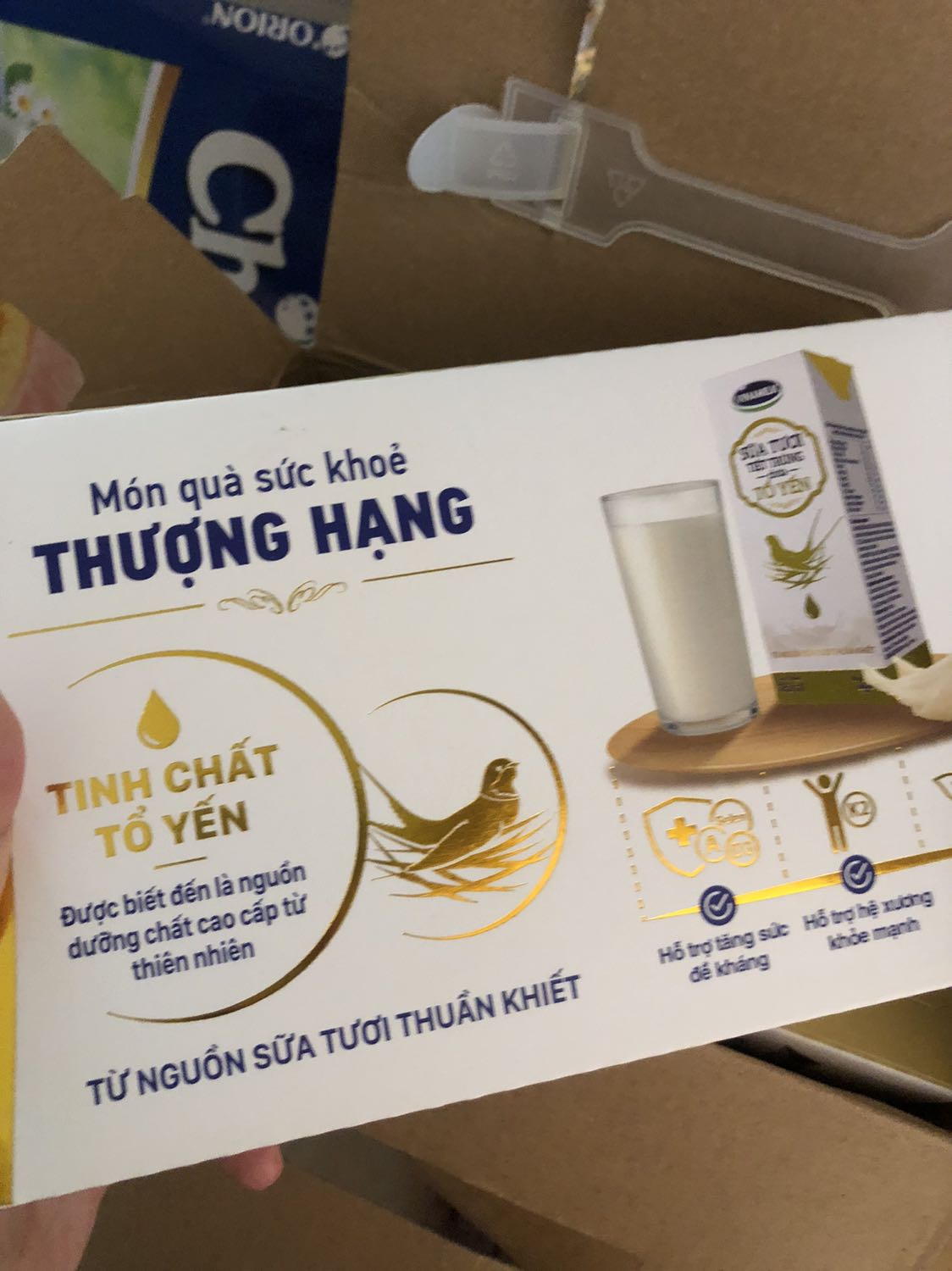 Sữa được giao hơi lâu, cỡ 1 tuần, do giao hàng nhanh giao cho. Sữa ngon, bao bì đẹp, mỗi lốc được bỏ vào hộp đẹp và sang. Phù hợp làm quà tặng nữa