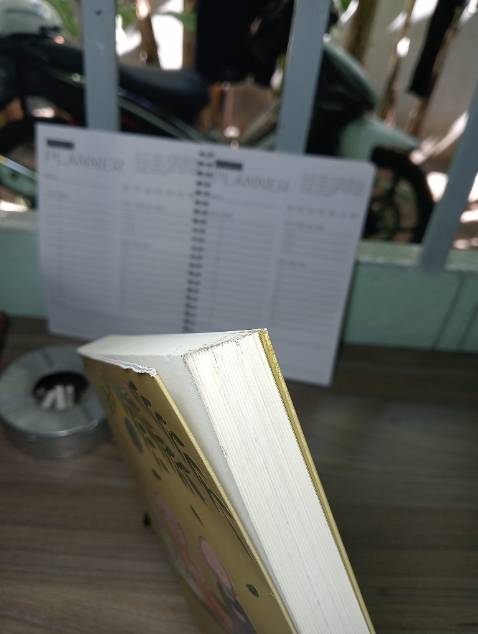 Đóng gói sơ sài,cẩu thả. Sách dính bẩn