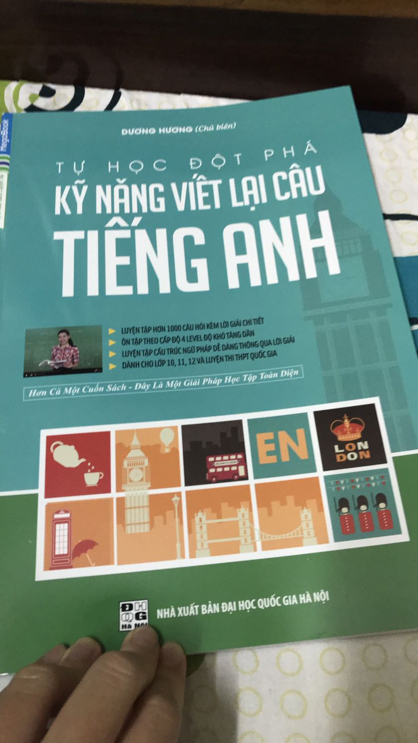 Sách có vẻ dành cho mấy bạn Intermediate trở lên. Mình thấy rất hữu ích, vì giúp cải thiện khả năng tư duy câu rất tốt. Nhược điểm là cấu trúc câu tổng hợp theo kiểu liệt kê, nên bạn nào có nền rồi nhìn vào sẽ ôn được, còn chưa biết gì nhìn vào sẽ ngộp. Sách có đáp án hen.