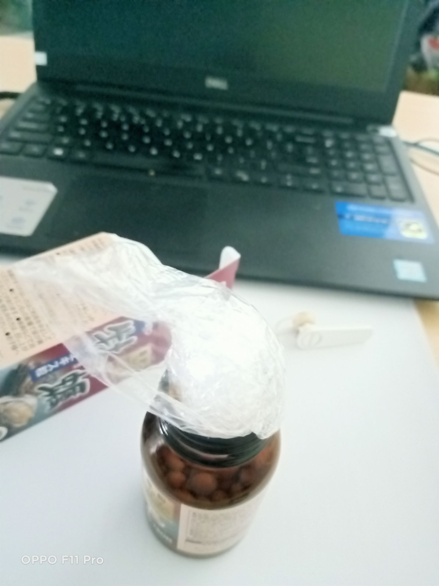 Ko nên mua shop này, hàng dỗm, có thể hàng hết date, nhét nguyên cái bọc ni lông trong lọ chai, chứng tỏ hàng này làm bằng tay hoặc hàng hết date sang lọ. đề nghị Tiki xem lại