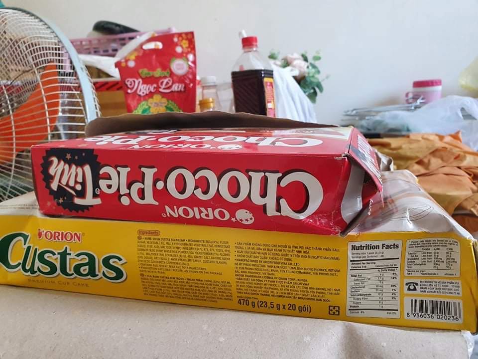 Bình thường mình chỉ đặt mua sách trên tiki. đây là lần đầu tiên đặt mua bánh kẹo để ăn/ biếu tết nhưng rất thất vọng về chất lượng giao hàng. đặt 2 hộp bánh nhưng ko đóng gói kỹ càng, về mở ra thấy bánh móp méo hết như hình, thậm chí bung cả nắp vỏ hộp bánh, ko hiểu như thế này thì đem biếu ai đc ?