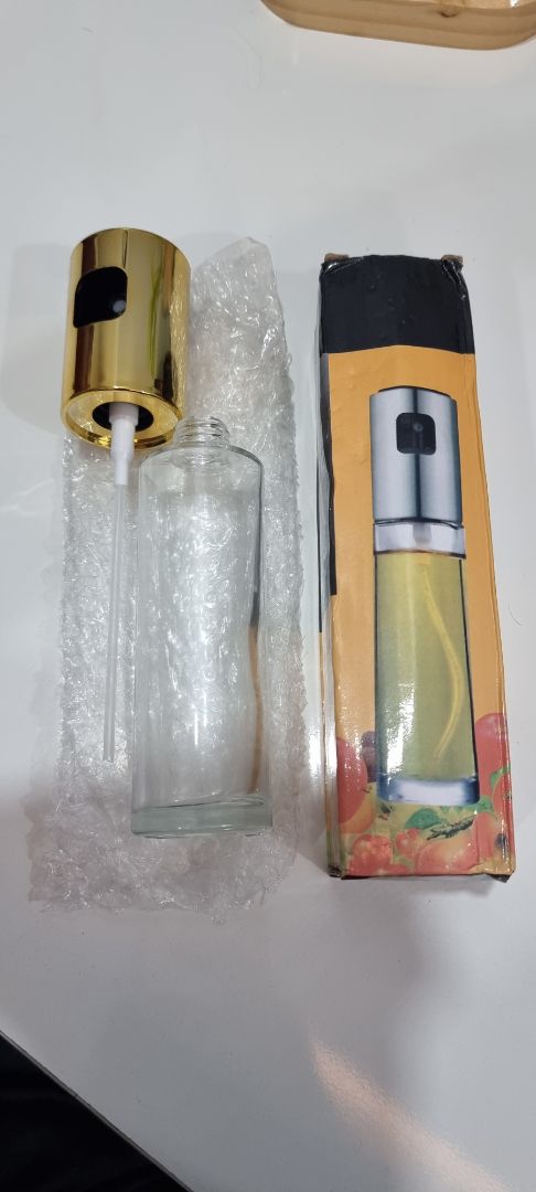 Sản phẩm chất lượng, lọ bằng thủy tinh chắc  chắn. Có điều cổ lọ khá nhỏ đổ dầu vô hơi khó dễ bị chảy ra ngoài