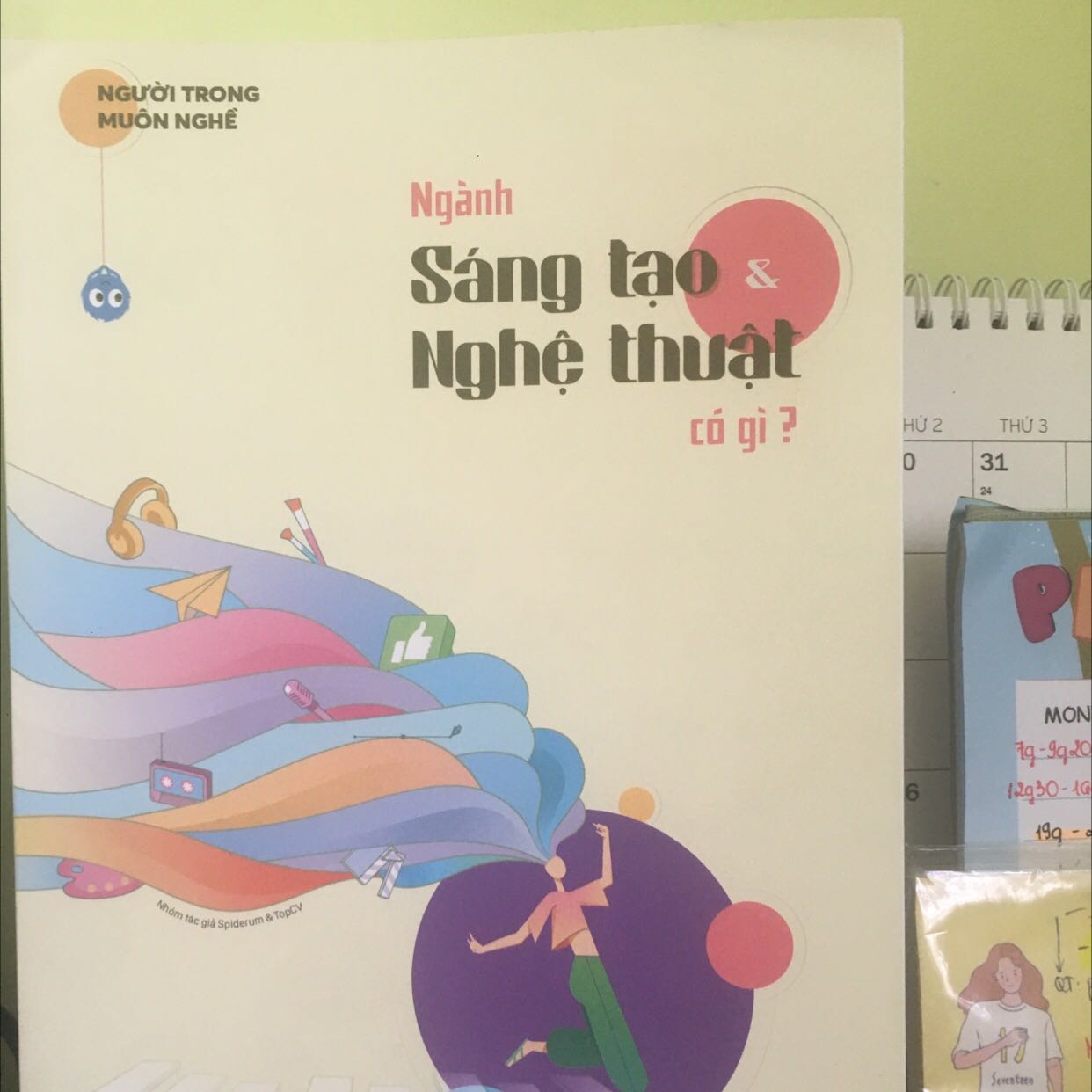 Mình được biết đến sách qua 1 clip review của một bạn trên ***. Chờ sách cũng lâu do ship tỉnh, nay sách đến thì có hơi hụt hẫng xí là mấy góc sách có hơi nhăn nhúm, nhưng mà oke, không sao, về nội dung lướt sơ thì thấy hình ảnh màu sắc cũng rất chất lượng, còn mình chưa đọc hì hì