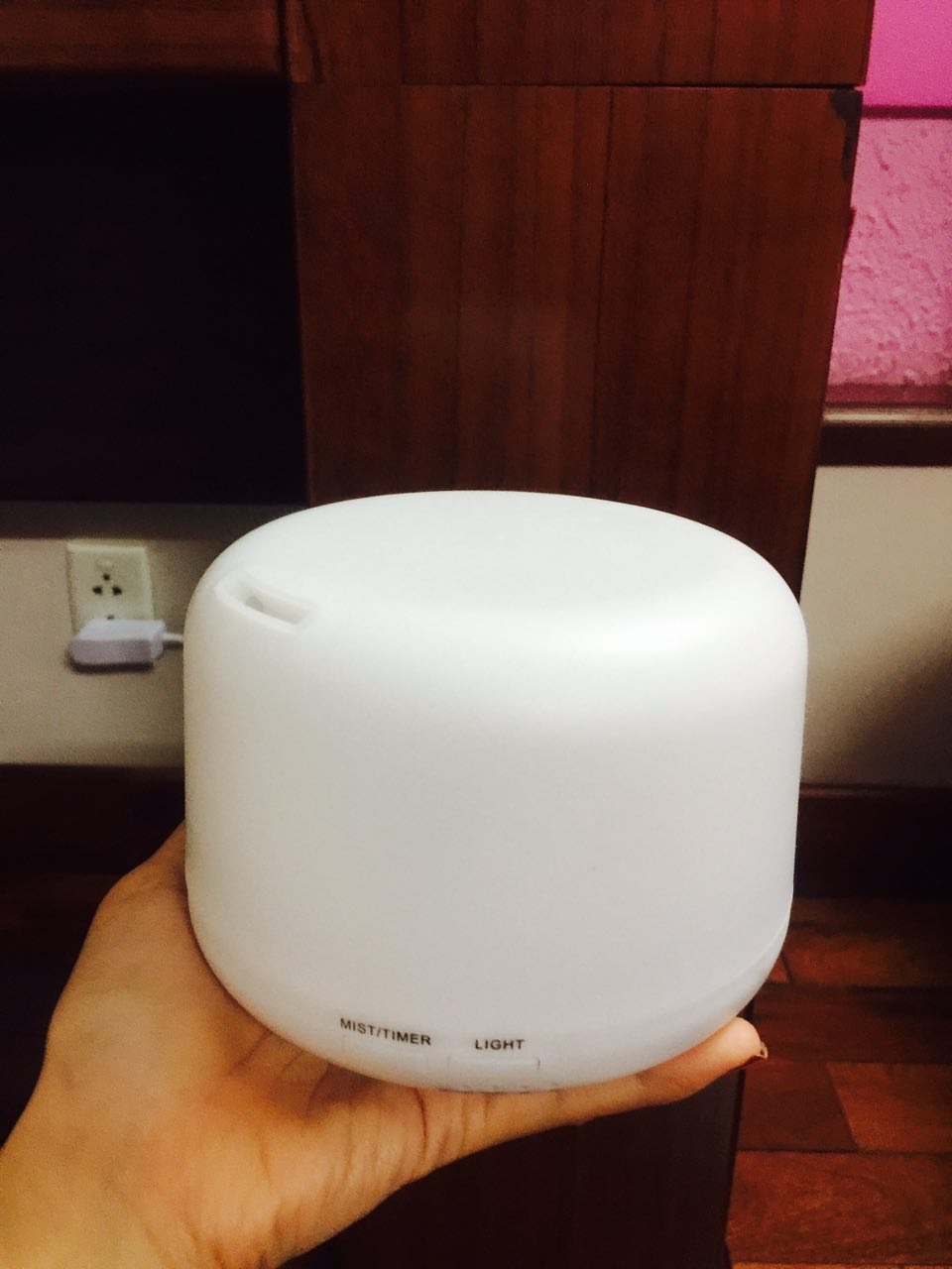 Thật sự không hài lòng. Máy cứ phụt ra như quạt hơi nước. Mình để ngay đầu giường mà còn không nghe được mùi gì, nói chi lan tỏa khắp phòng. Mình cho 2 sao nhờ có coupon giảm giá, chứ mua giá gốc chắc cho 1 sao :( Thiệt tiếc 1 ngày lương của mình.