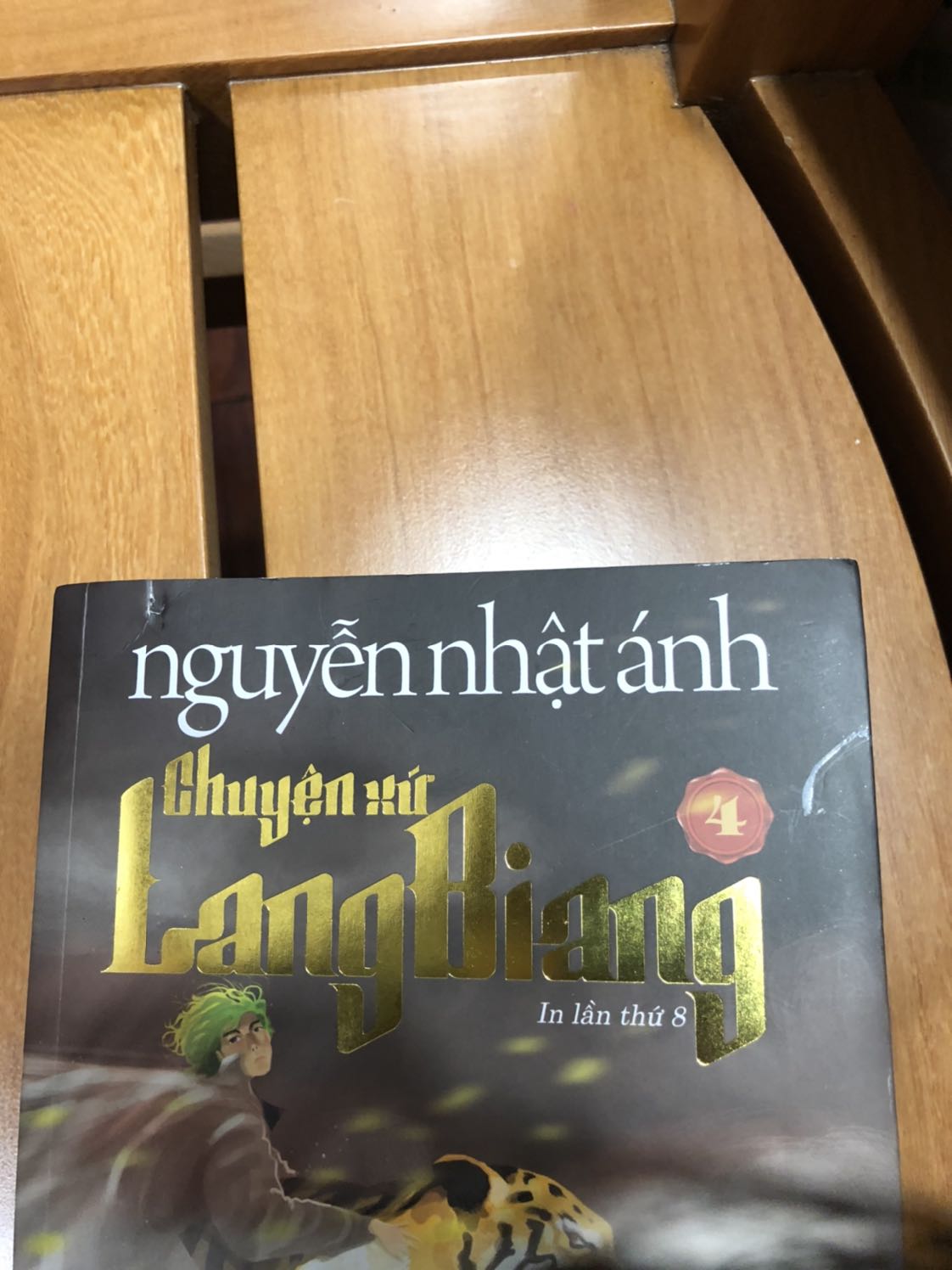 Mình cảm thấy chưa hài lòng lắm khi sách của mình nhìn khá cũ. Bìa sách gần như rách và rất nhiều bụi. Sách có vết rách và giấy mực trắng. Tiki giao khá nhanh. Mình là người rất quý sách nên thấy những vết đó làm mình cảm thấy chưa thật sự hài lòng. Mong tiki lần sau giao sách mới một tí ạ.