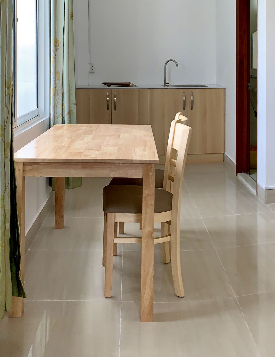 Giao hàng đúng hẹn, lắp đặt đầy đủ tại chỗ. Khuyến nghị với shop là nếu các đinh vít chân bàn có vòng đệm thì sẽ chặt hơn và sau một thời gian sử dụng sẽ không bị lỏng lẻo.