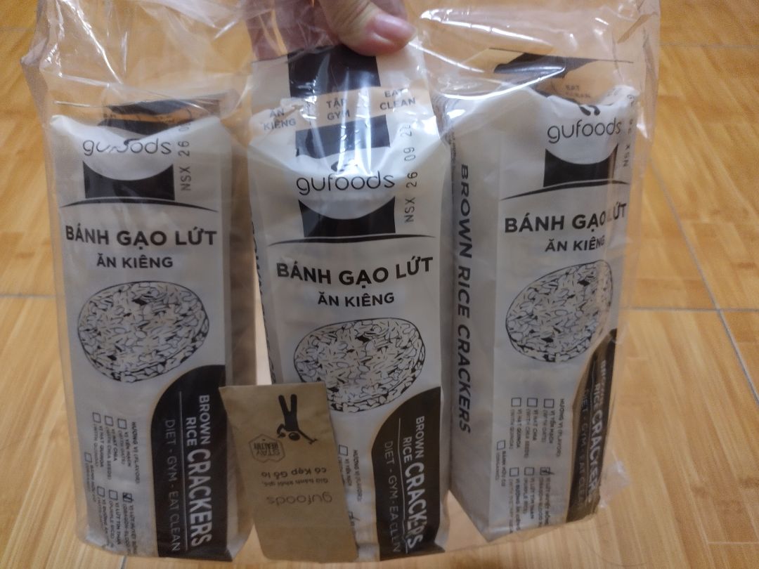 Bánh xốp và giòn, khá giống bỏng gạo. Bánh ăn kiêng nên cũng ko có vị đậm, nên ăn kèm các món khác để có thêm hương vị, đỡ ngán. 1 bịch to này đc tặng kèm kẹp nhỏ để kẹp miệng túi cho bánh đỡ ỉu, khá là tiện.