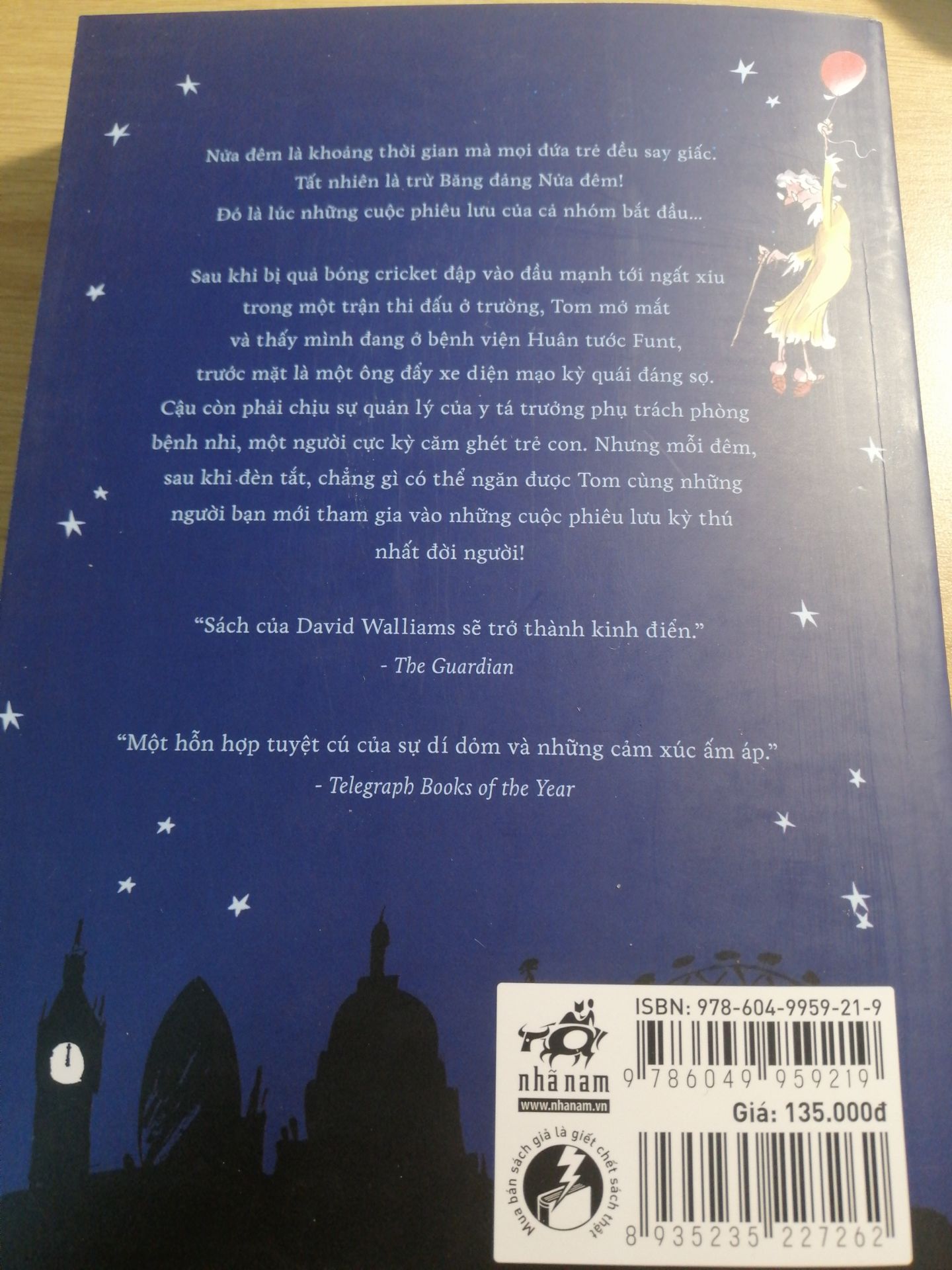 Giao hàng nhanh mặc dù mình đặt giao tiết kiệm. Sản phẩm không có bookcare và bị xước sát khá nhiều nhưng không bị móp méo. Mình hơi lười nên không thêm ảnh. Mọi người vẫn nên mua nhé.