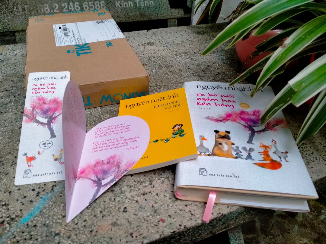 Sách rất đẹp, bìa và trang giấy láng mịn, màu sắc hài hoà. Mới đọc mấy trang thấy nội dung hay, nhẹ nhàng...rất thích cách kể chuyện của bác Ánh. Phần quà tặng đẹp, giá tuy cao nhưng xứng đáng không hổ danh bản đặc biệt.