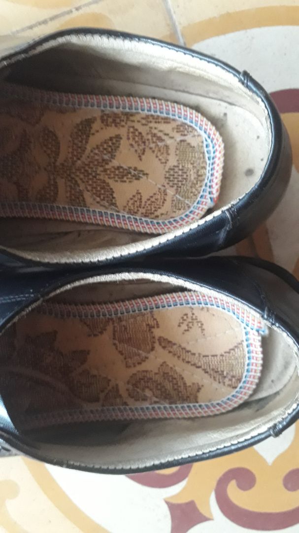 hàng k đúng chất lượng, nhỏ hơn cỡ giày hàng k đúng chất lượng, nhỏ hơn cỡ giày