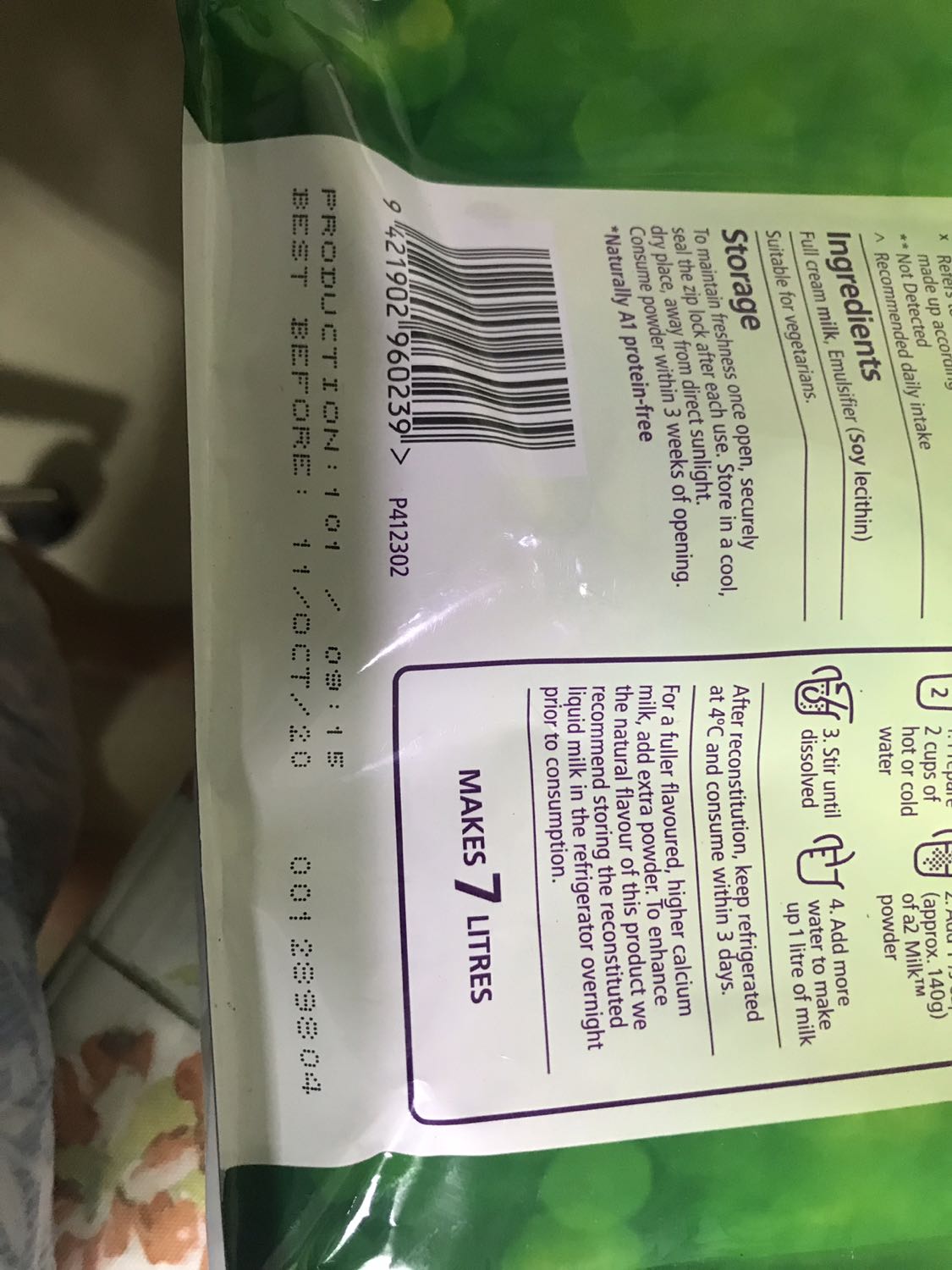 Mình nhờ em mình xách tay ở Úc về thì thấy trên bao bì ngoài in hạn sử dụng còn in thêm mã sản phẩm trên bao bì, và mỗi bao có 1 mã sản phẩm khác nhau nhưng sản phẩm của Shop thì không thấy
Còn nhìn bột sữa thì mình thấy hàng xách tay thì mịn hơn và ướt hơn
Nhà cung cấp có thể giải thích giúp mình vì sao có sự khác biệt vậy không?