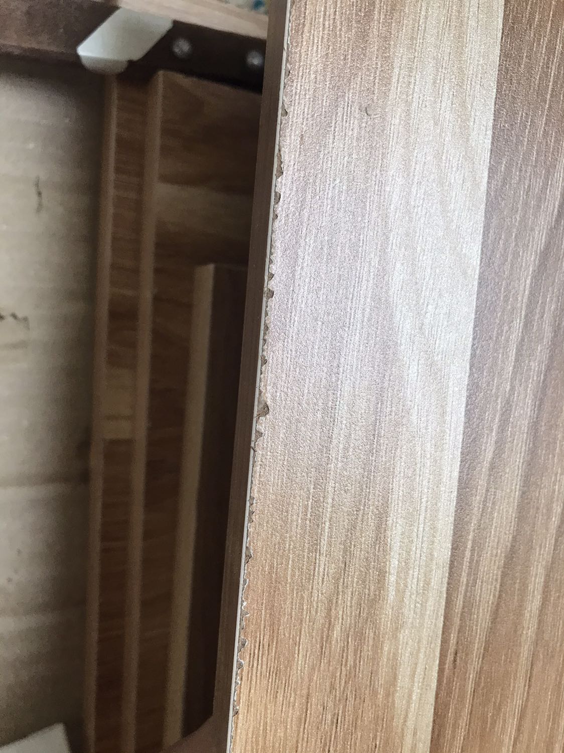 Sản phẩm quá tệ, như hàng second hand, đóng gói còn lòi nguyên cái đinh ra ngoài như hình, suýt thì mình bị đinh đâm trúng tay, keo dán còn sót lại, mép kệ nham nhở. Quá thất vọng về sản phẩm!