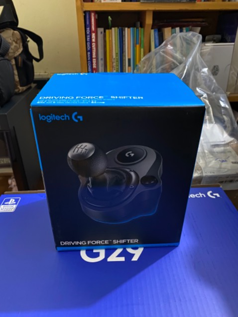 Mình thử với game Forza Horizon 4, vô lăng nhạy, khi xoay đồng bộ với game, những lúc va chạm hay vào đường xấu thì có lực cản tương ứng. Chân ga và phanh không bị trễ chút nào. Dây đủ dài để lắp đặt